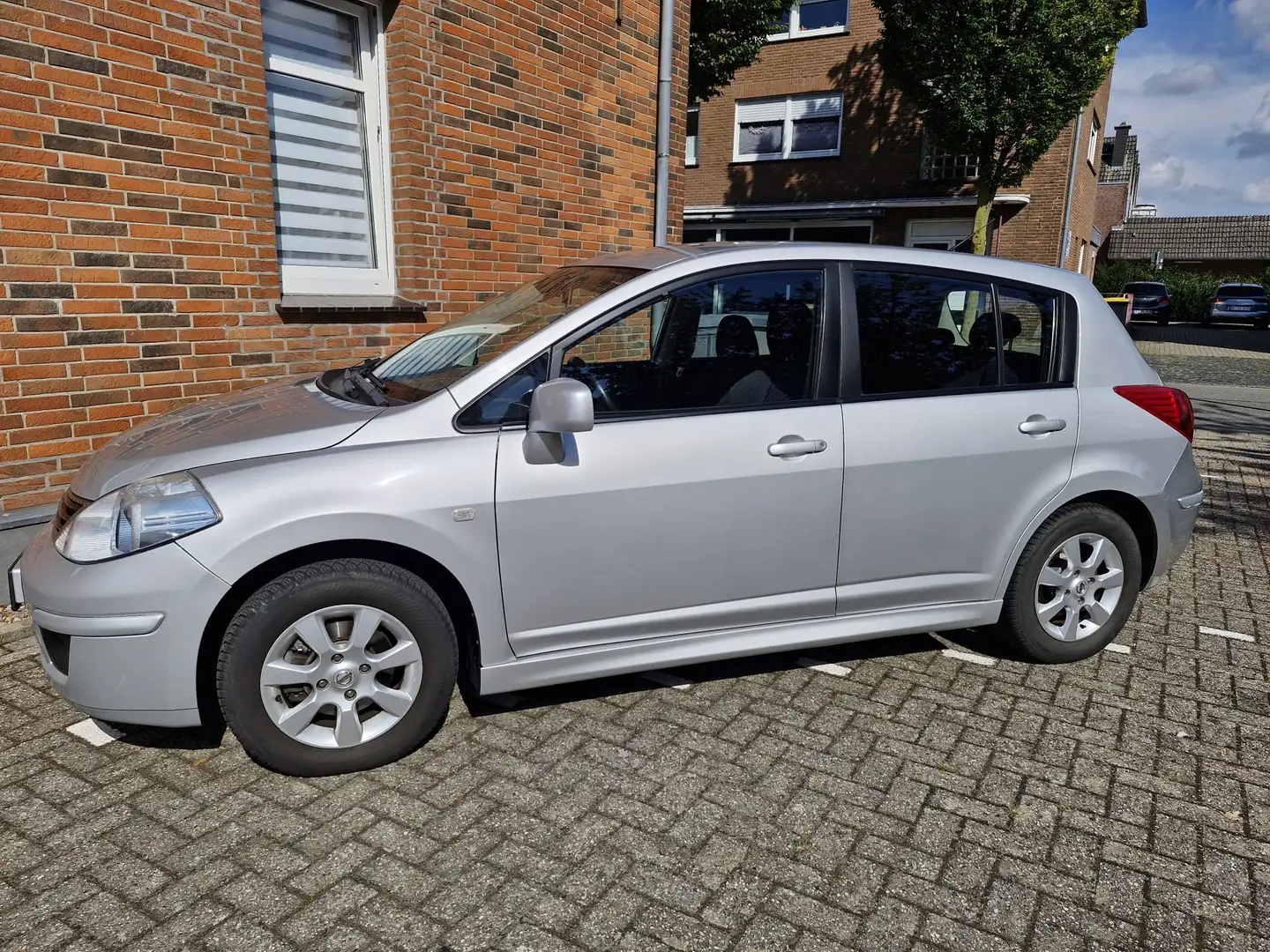 Nissan Tiida Tiida 1.6 acenta Srebrny - 2