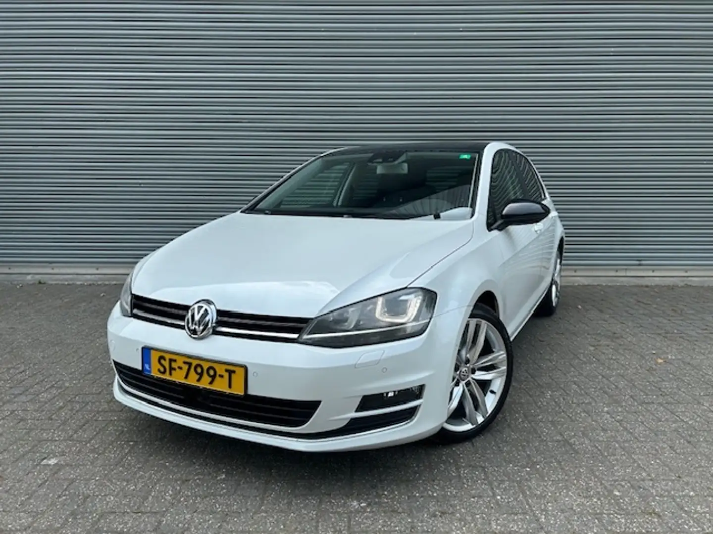 Volkswagen Golf 1.4 TSI ACT DSG Highline I Pano I Leder I 18" Wit - 1