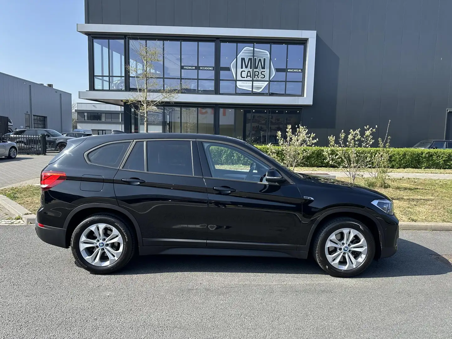 BMW X1 xDrive25e Executive LED, HIFI, Trekhaak, Navi Zwart - 2