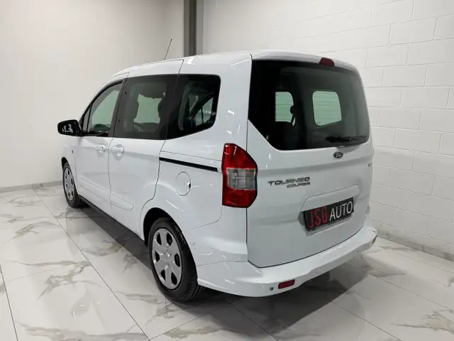 Ford Tourneo Courier view 4