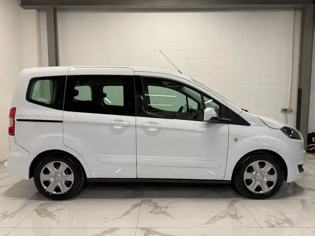Ford Tourneo Courier view 3