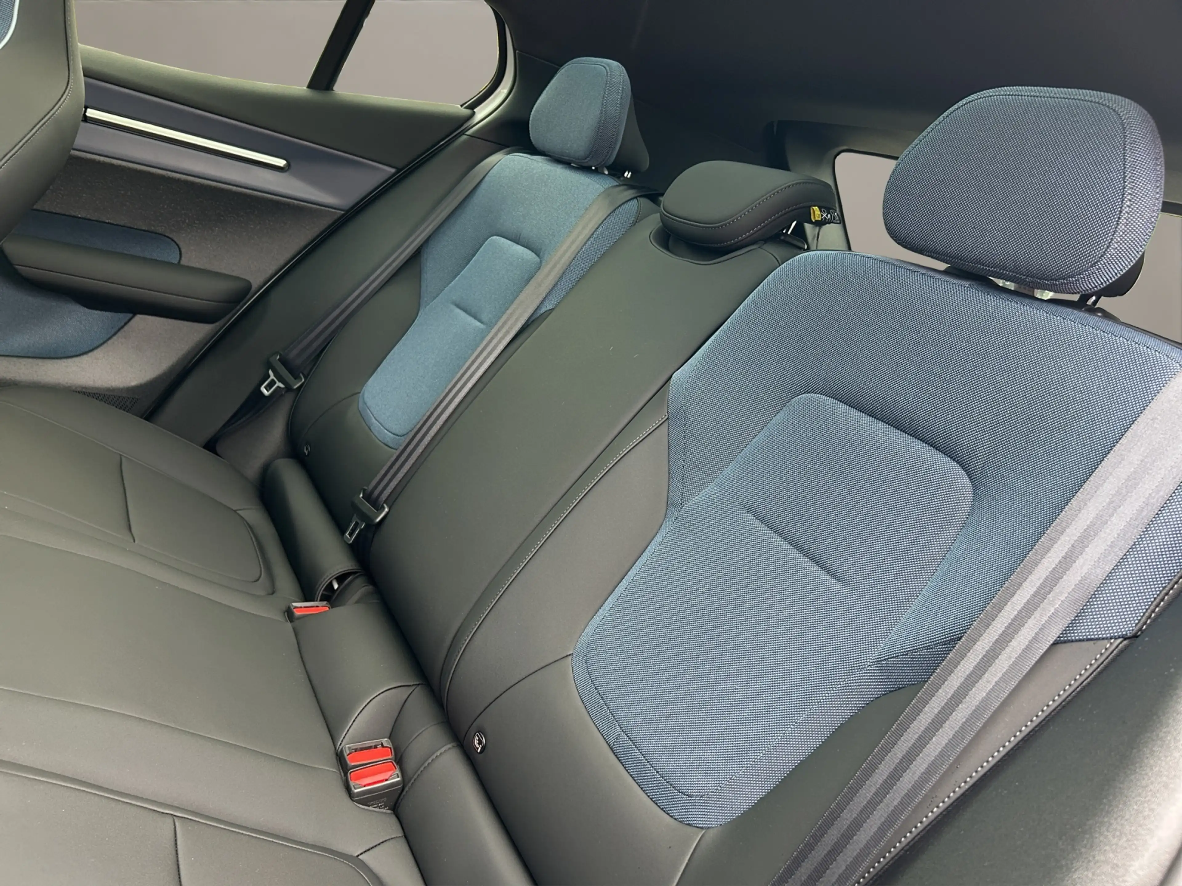 Volvo EX30 AWD Ultra TWIN Performance LED NAVI 20LM — photo 12