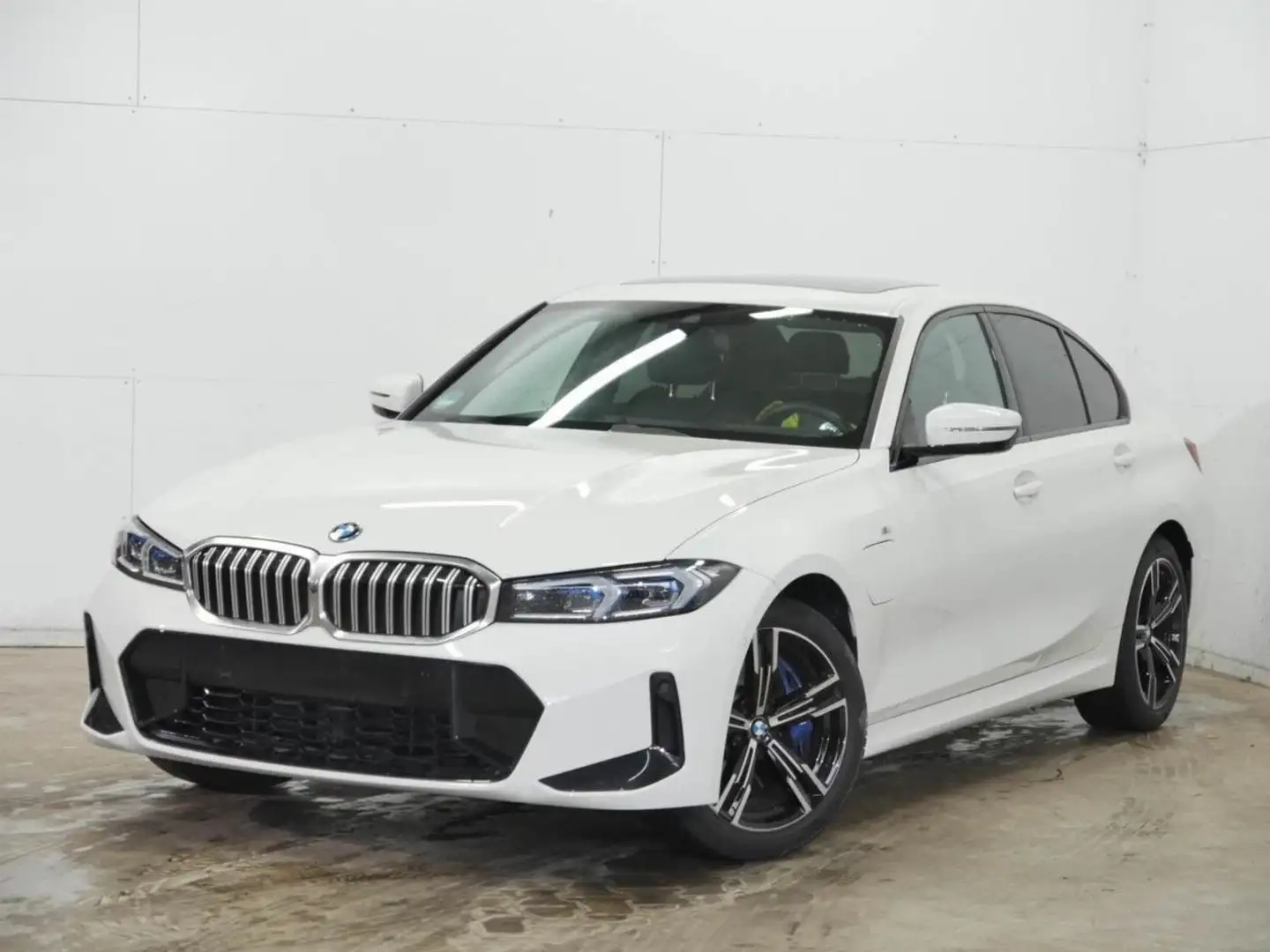 BMW 330 e M Sport FACELIFT HUD GlasD.SuView.Ha/Ka AHK Weiß - 2