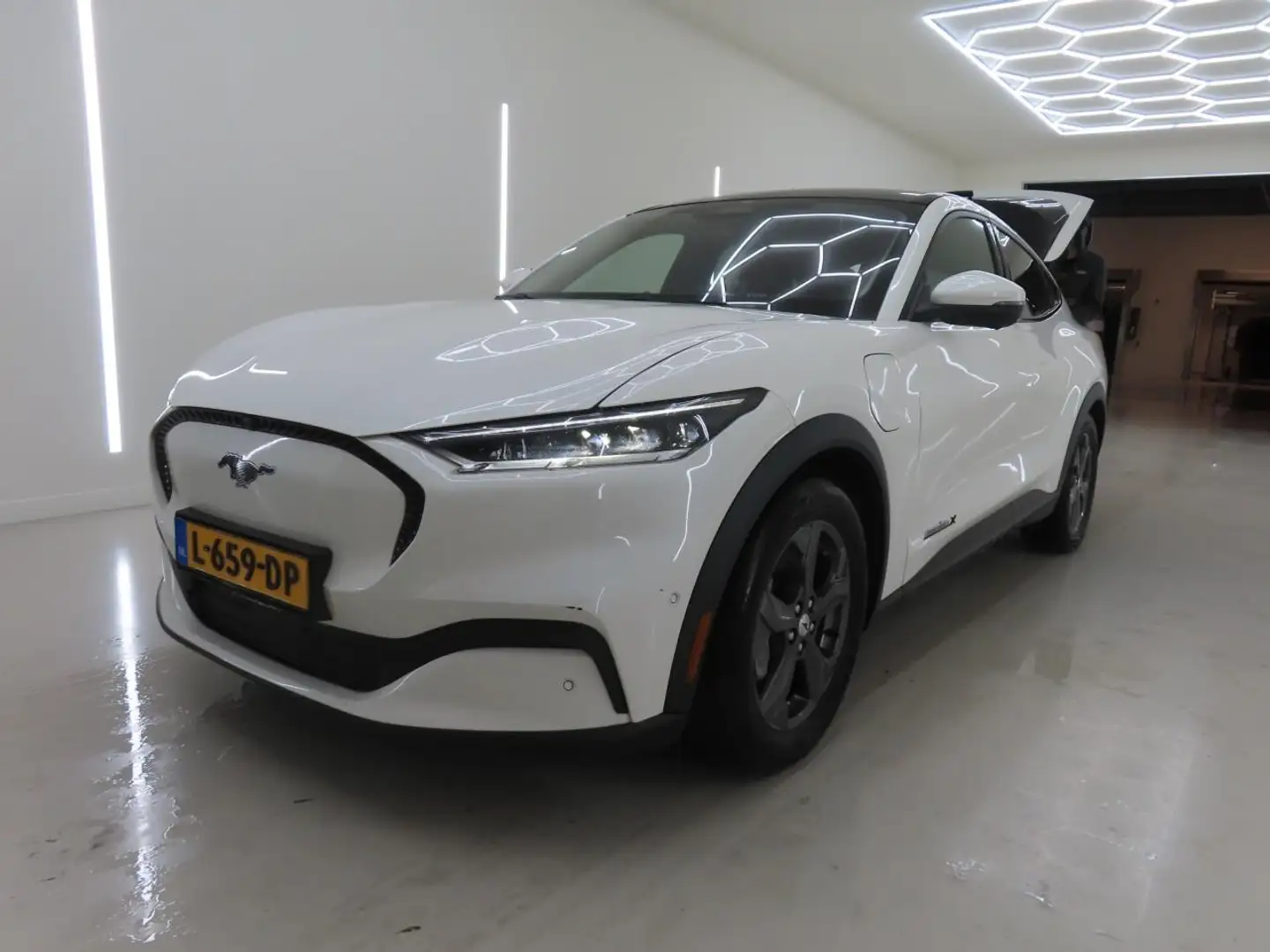 Ford Mustang Mach-E 98kWh 338pk RWD SoH [ CARPLAY+ACC+LEDER+CAMERA+STO Wit - 1