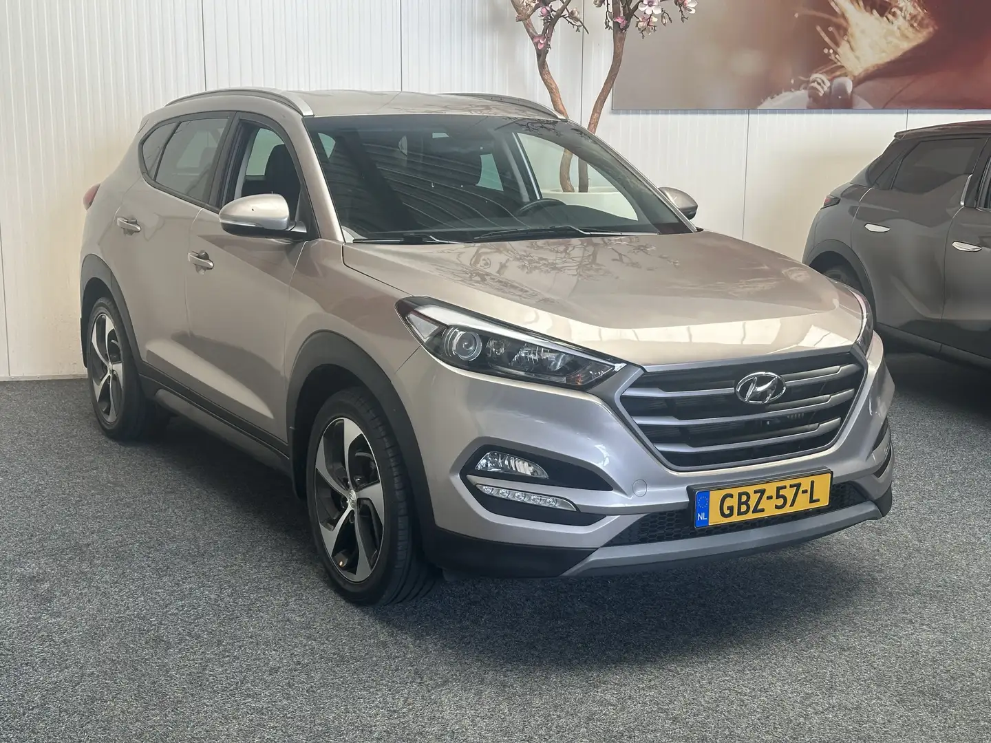 Hyundai TUCSON 1.6 T-GDI COMFORT 177 PK AUTOMAAT NAVIGATIE CRUISE Beige - 2