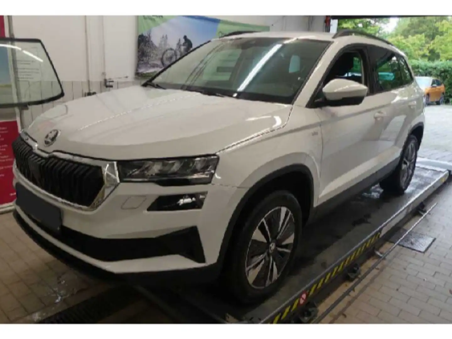 Skoda Karoq Tour 2.0 TDI DSG 4x4 AHK Varioflex Kamera Weiß - 2
