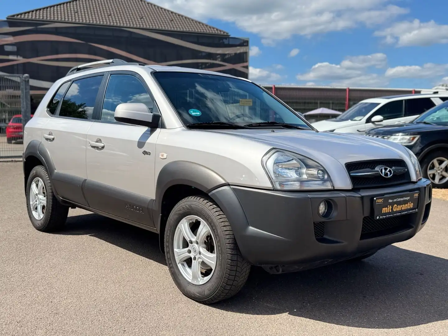 Hyundai TUCSON 2.0CRDi 4X4 Automatik+AHK+Klimatronik+SHZ Grau - 2