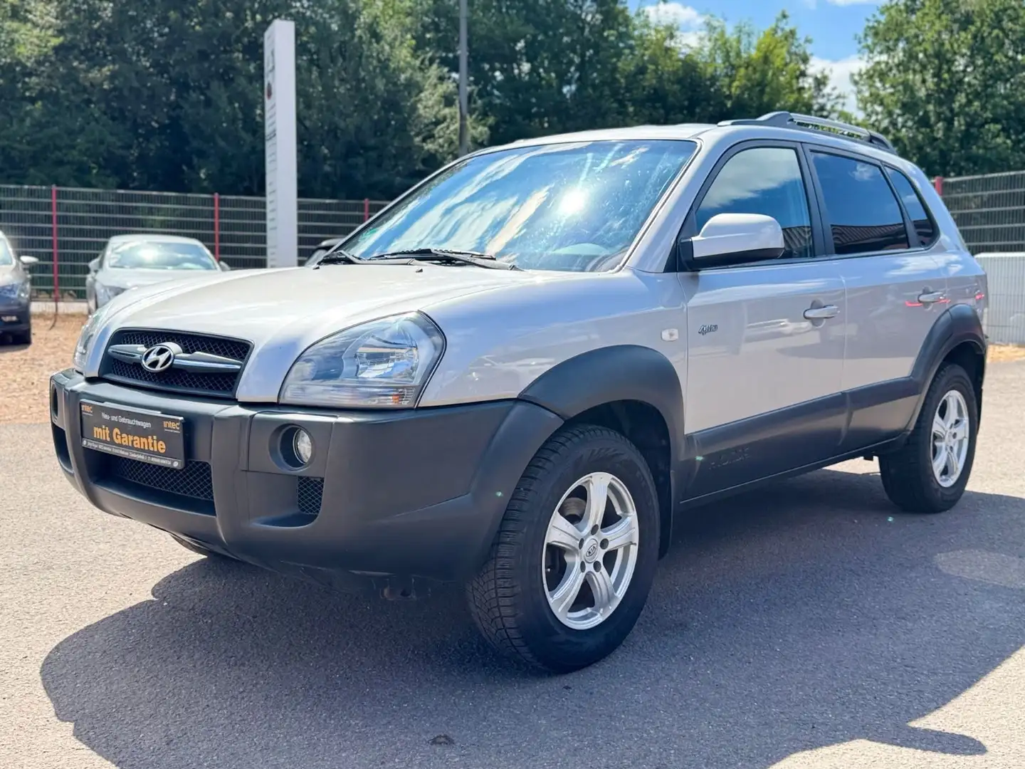 Hyundai TUCSON 2.0CRDi 4X4 Automatik+AHK+Klimatronik+SHZ Grau - 1