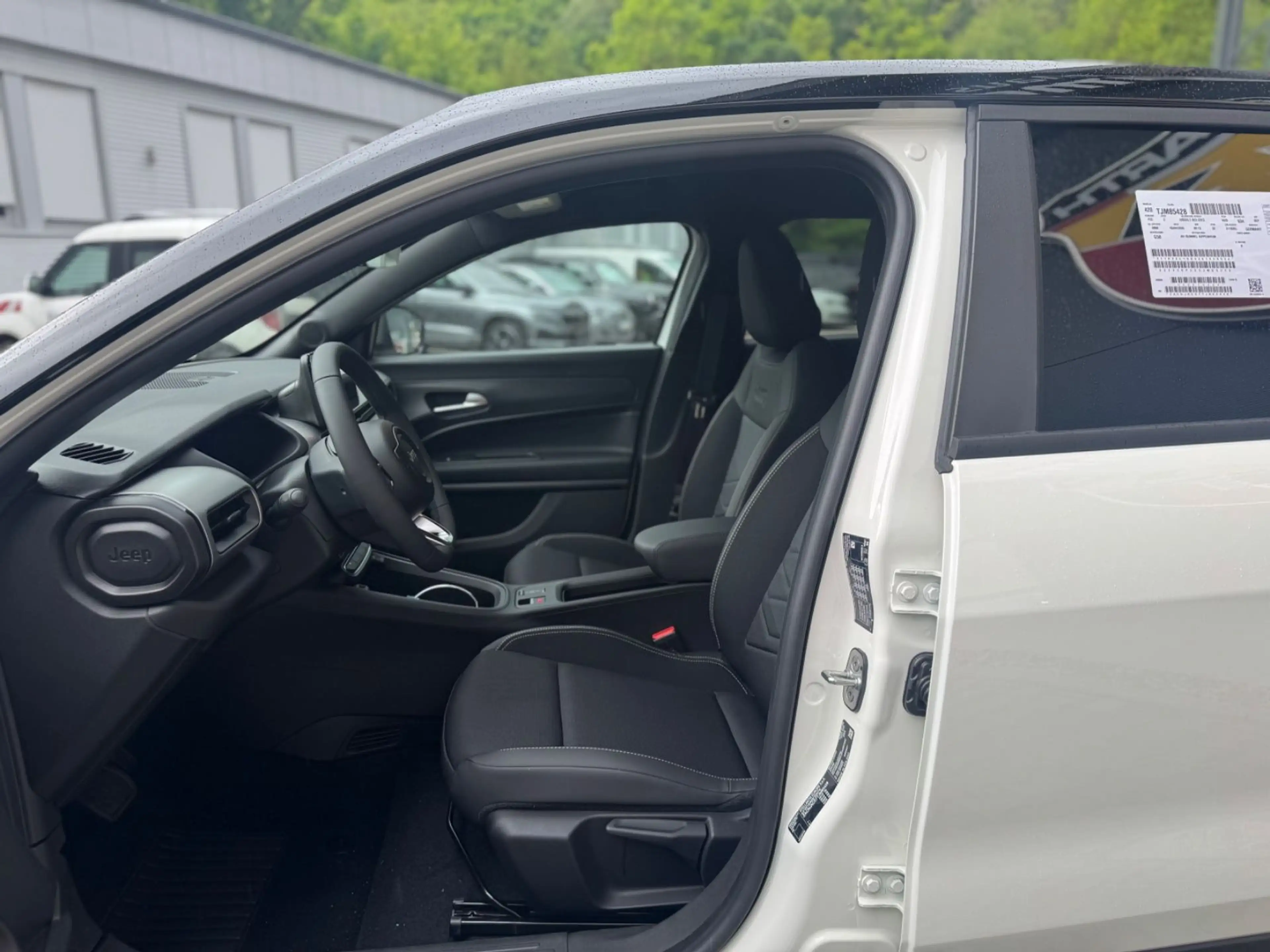 Jeep Avenger 54 kWh 115 kW Black Edition — photo 10