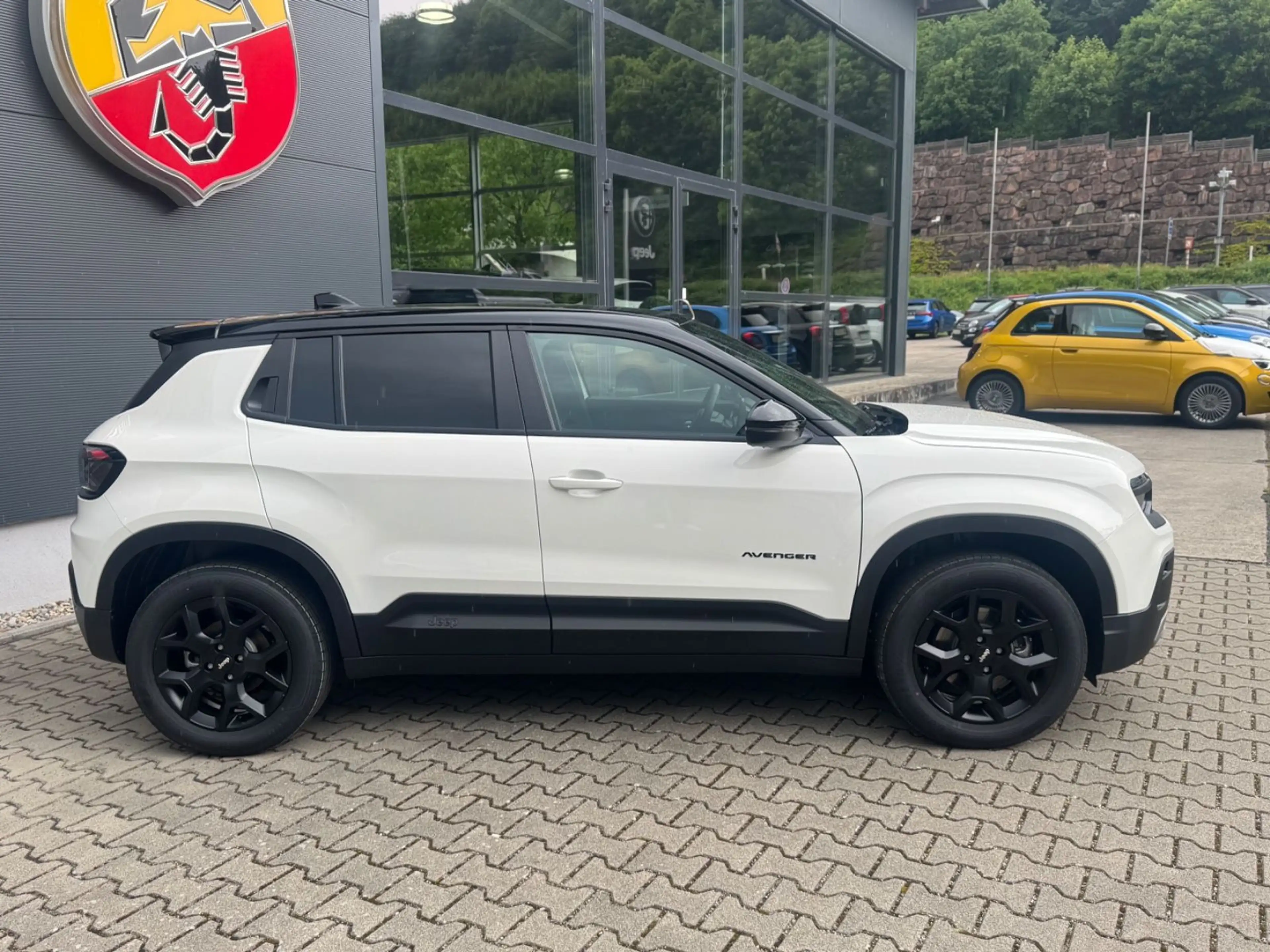 Jeep Avenger 54 kWh 115 kW Black Edition — photo 4