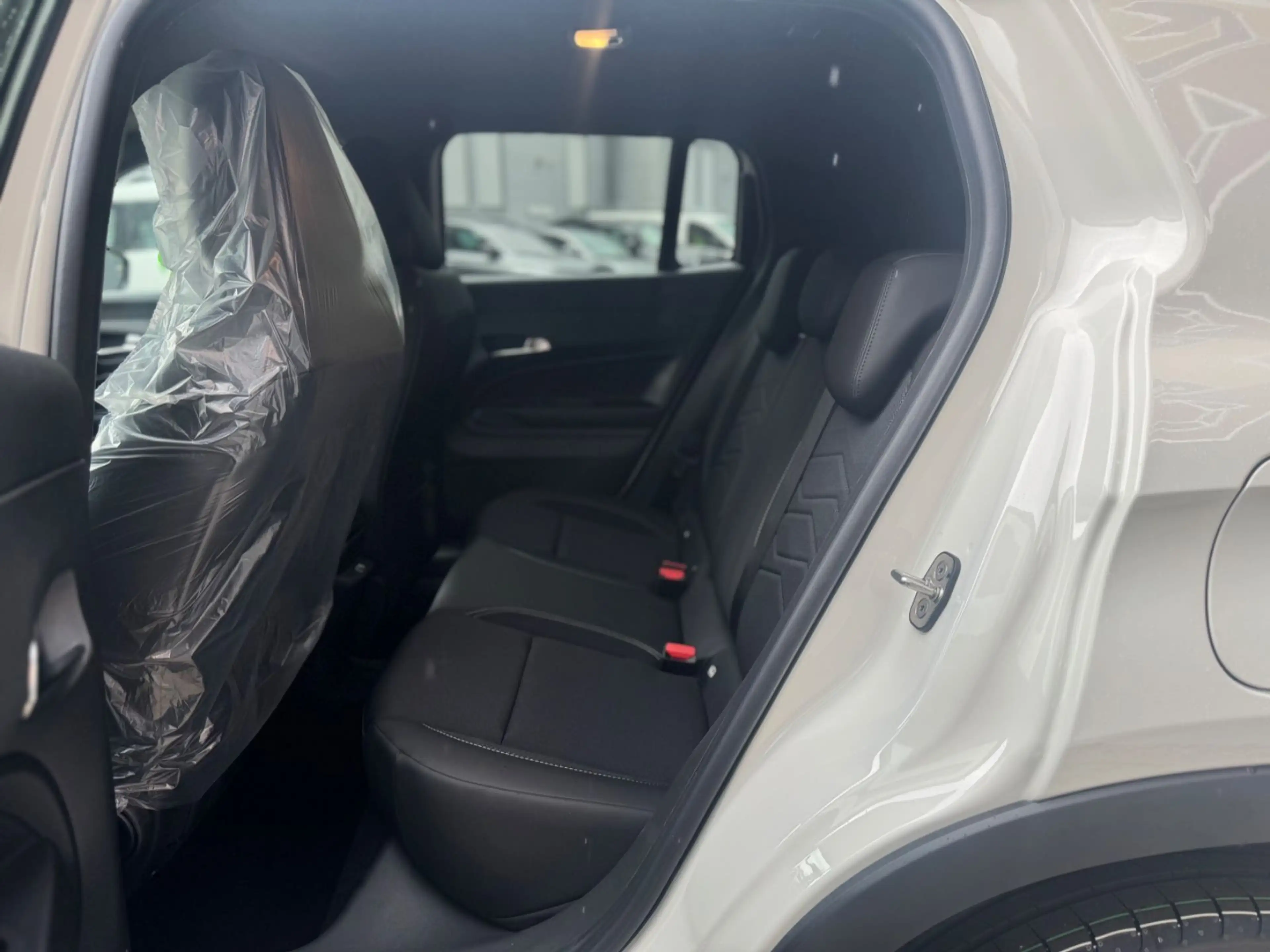 Jeep Avenger 54 kWh 115 kW Black Edition — photo 9