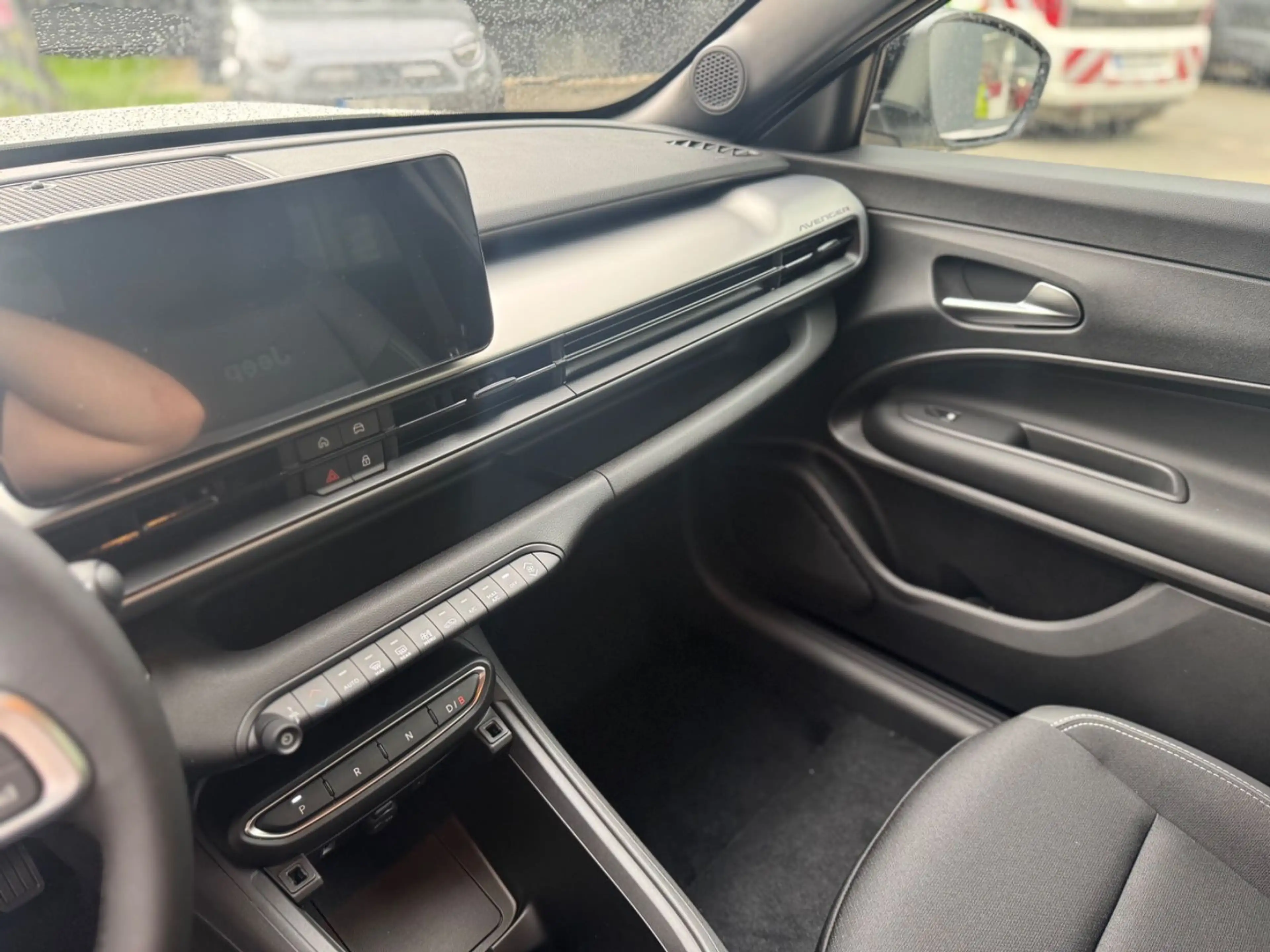 Jeep Avenger 54 kWh 115 kW Black Edition — photo 12