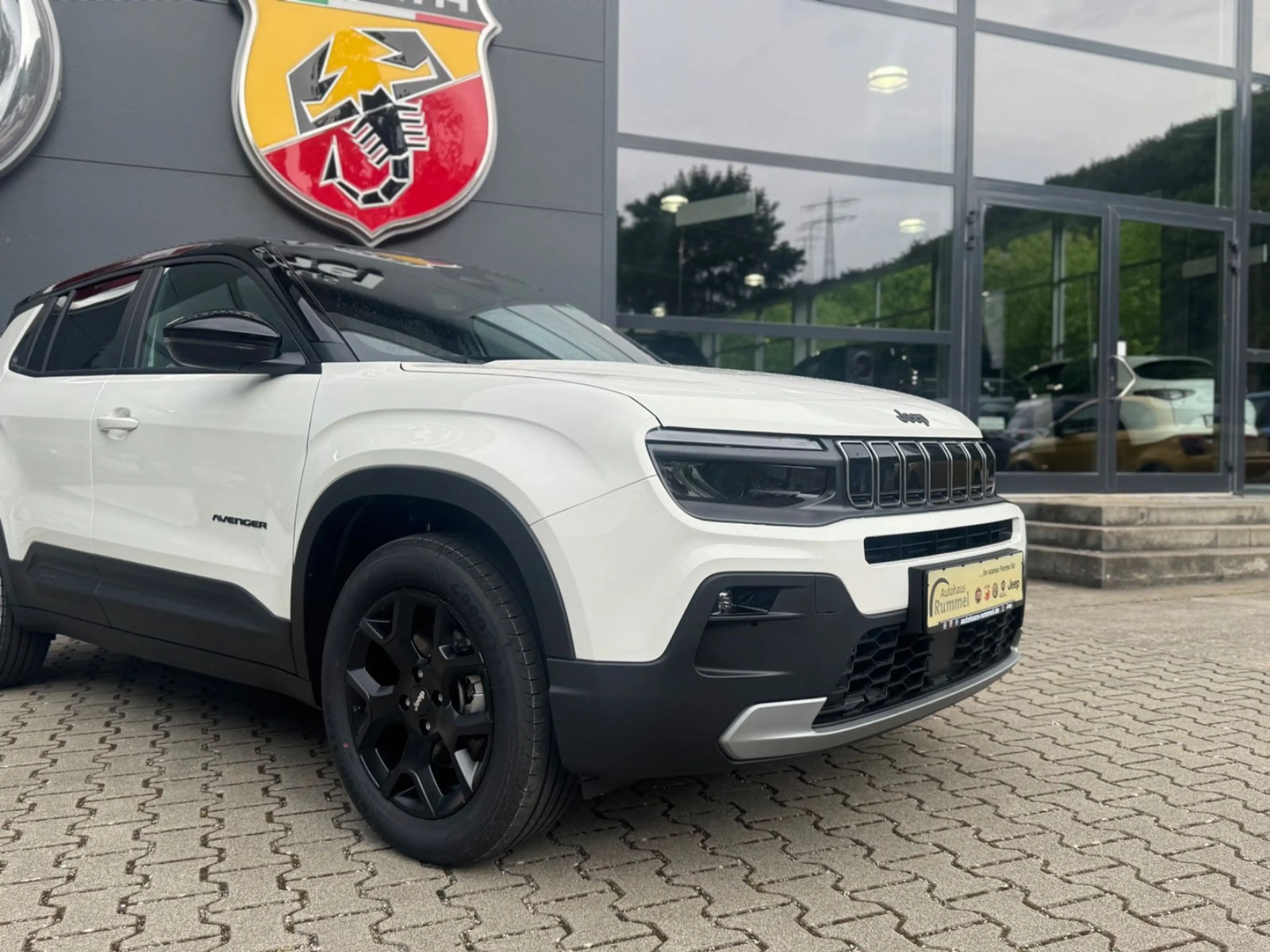 Jeep Avenger 54 kWh 115 kW Black Edition — photo 3