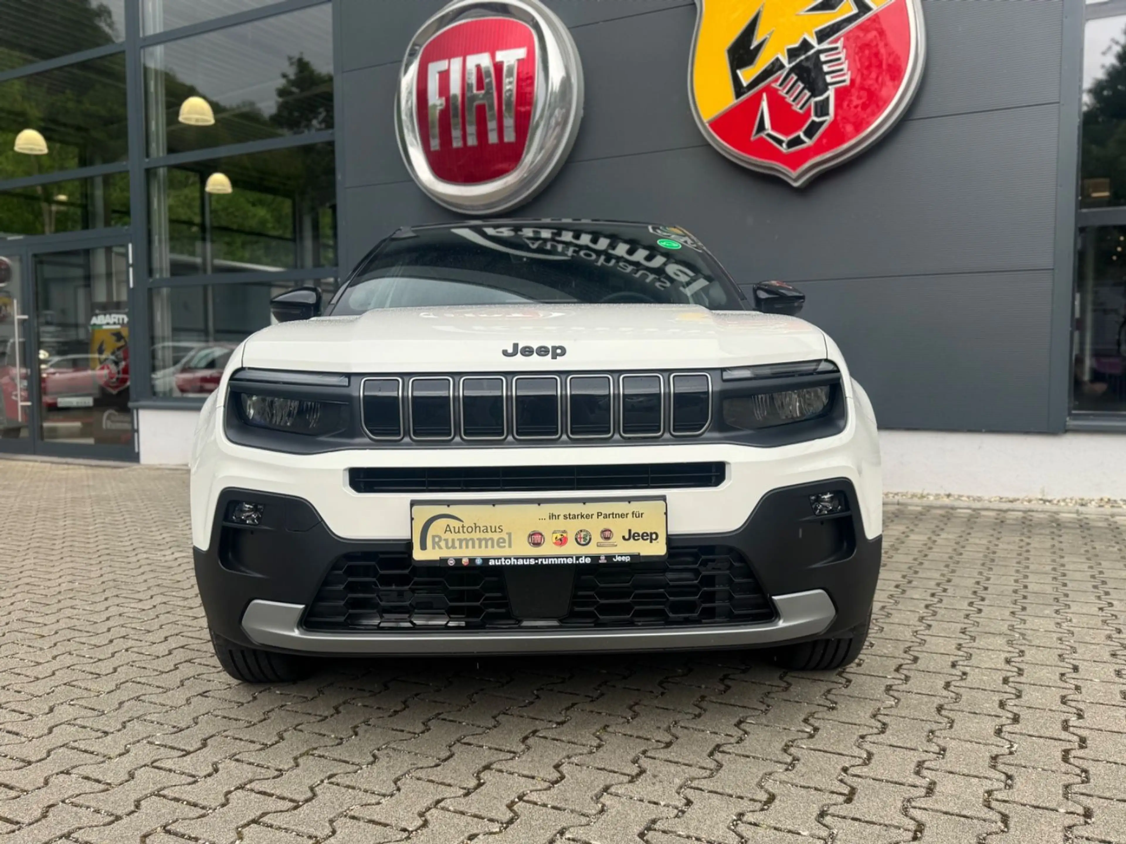 Jeep Avenger 54 kWh 115 kW Black Edition — photo 2