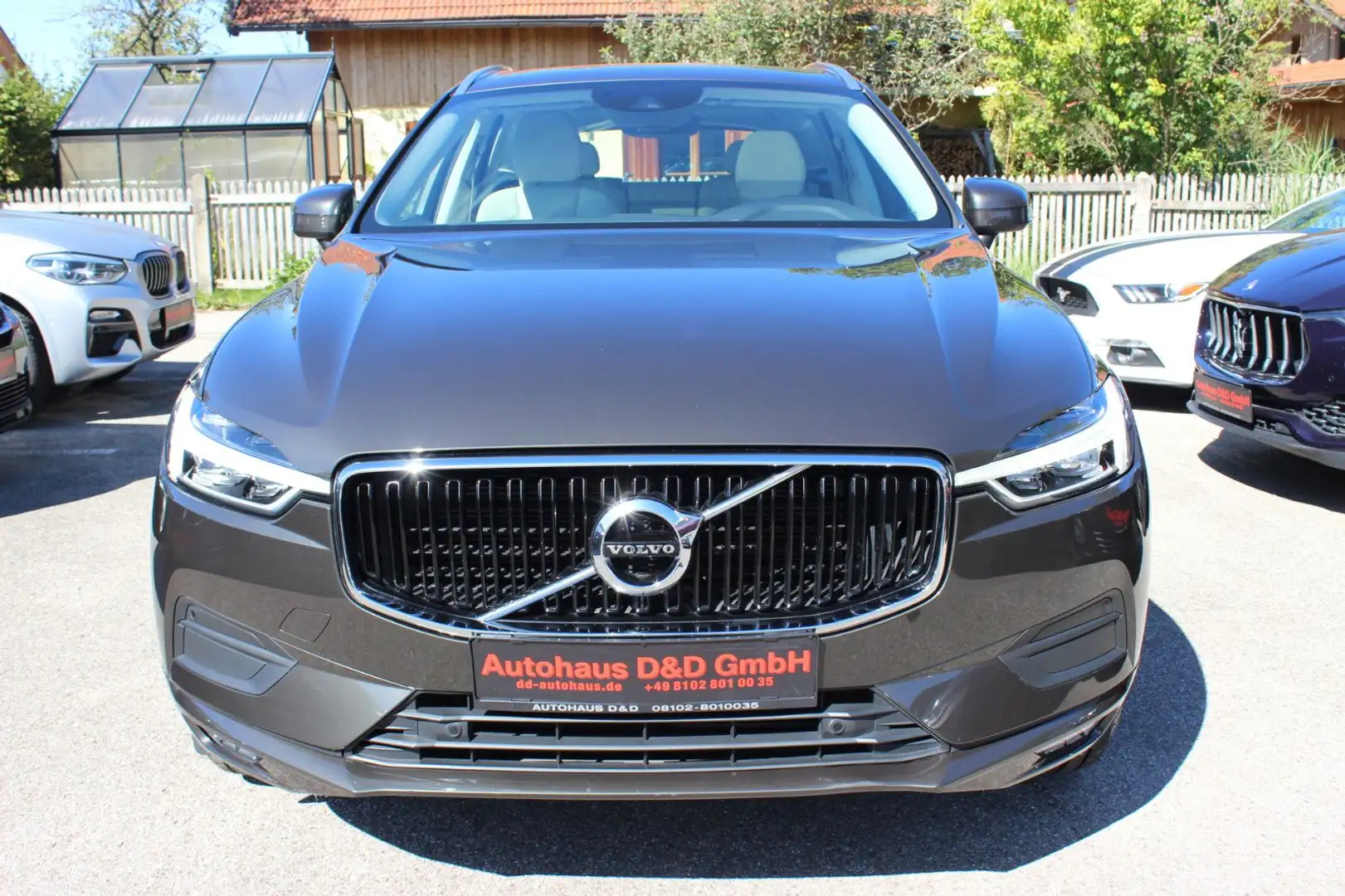 Volvo XC60 D4 Momentum Pro Geartronic Gris - 2