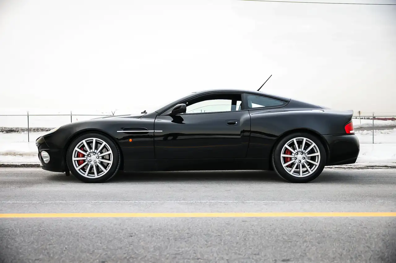 Aston Martin Vanquish снимка Aston Martin Vanquish