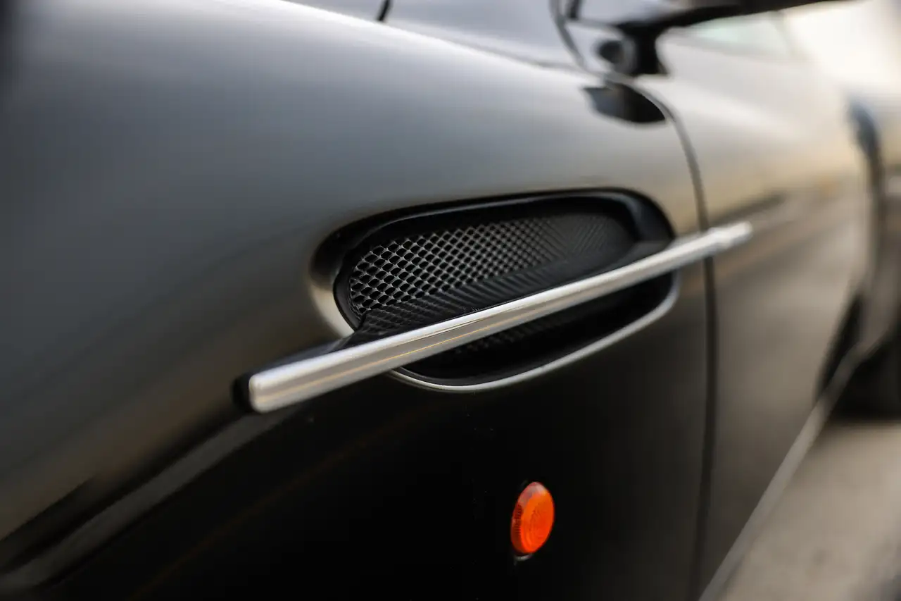 Aston Martin Vanquish снимка Aston Martin Vanquish