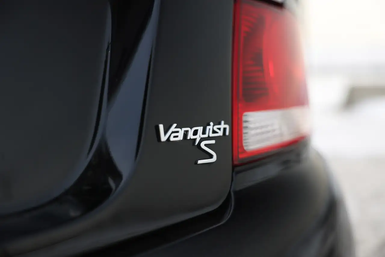 Aston Martin Vanquish снимка Aston Martin Vanquish