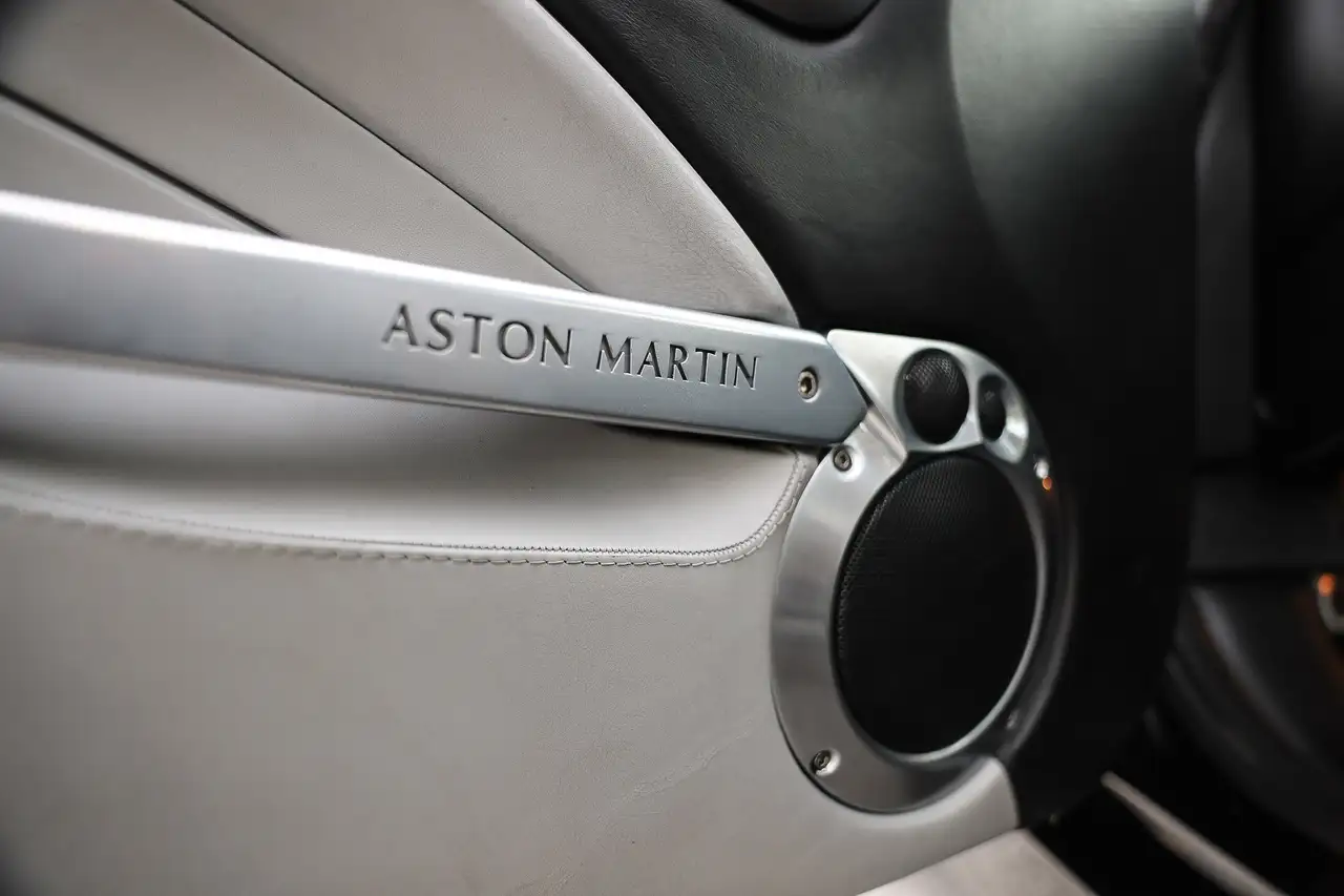 Aston Martin Vanquish снимка Aston Martin Vanquish