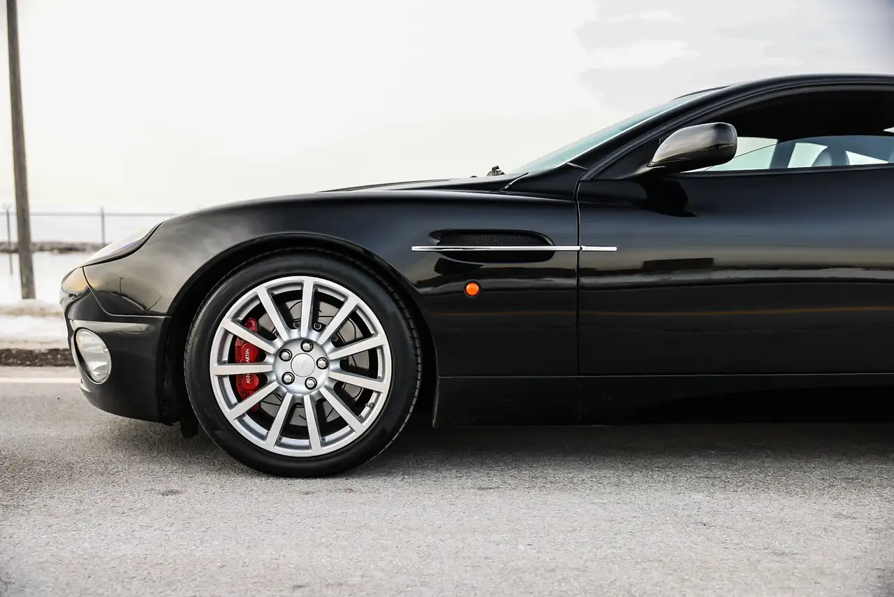 Aston Martin Vanquish снимка Aston Martin Vanquish