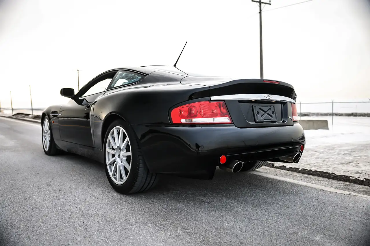 Aston Martin Vanquish снимка Aston Martin Vanquish