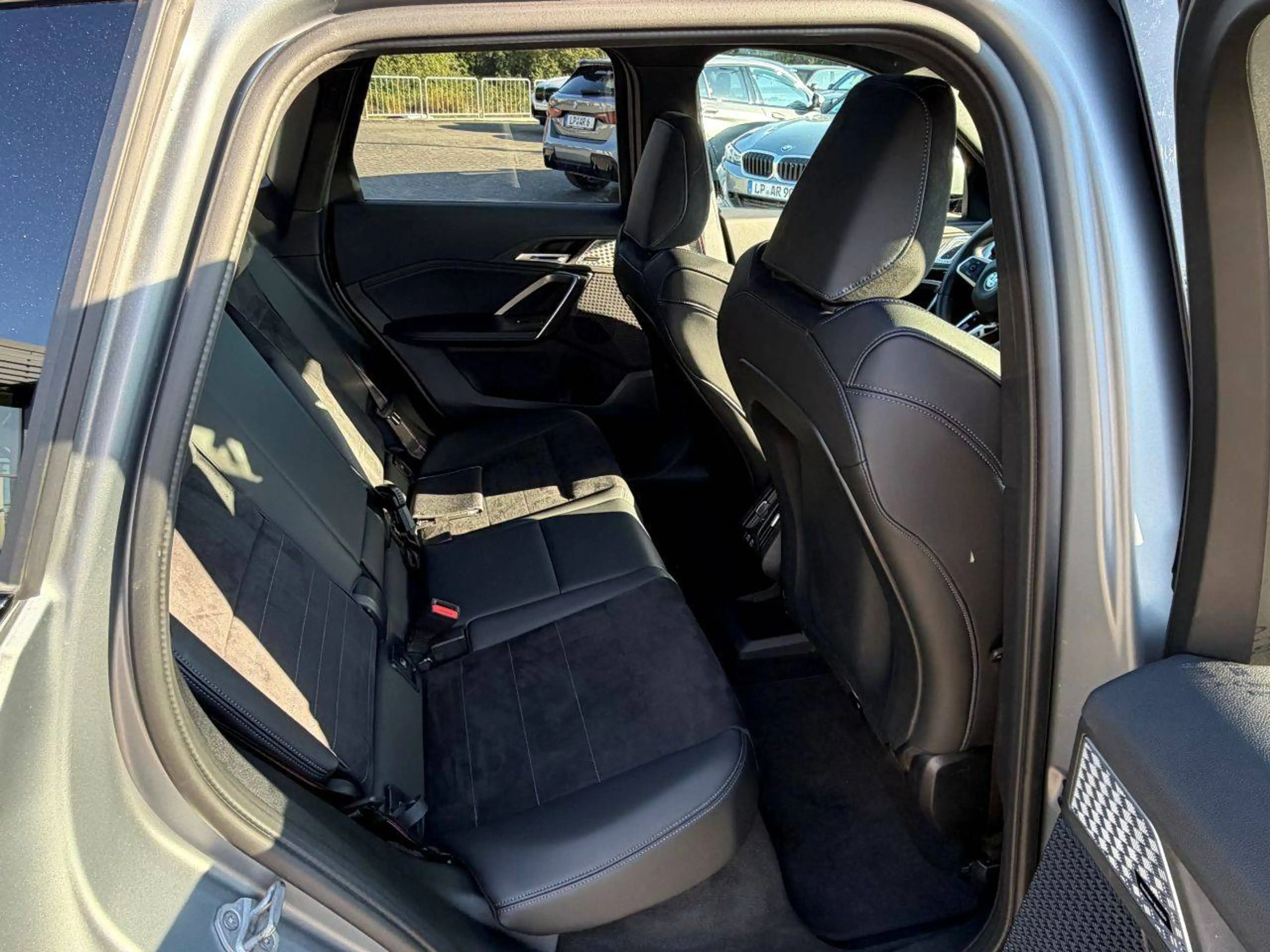 BMW iX1 30 xDrive M Sport Pro / Glasdach / AHK schwenkbar — photo 9