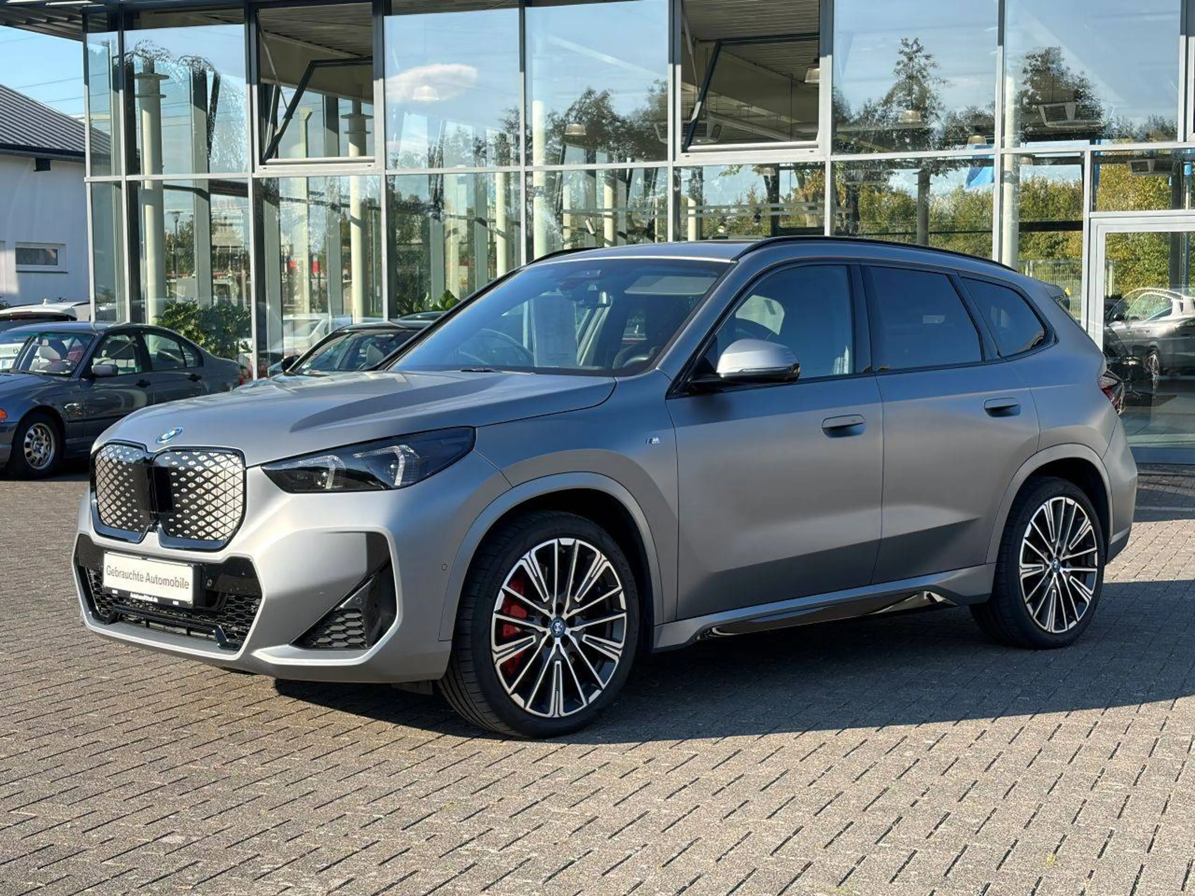 BMW iX1 30 xDrive M Sport Pro / Glasdach / AHK schwenkbar