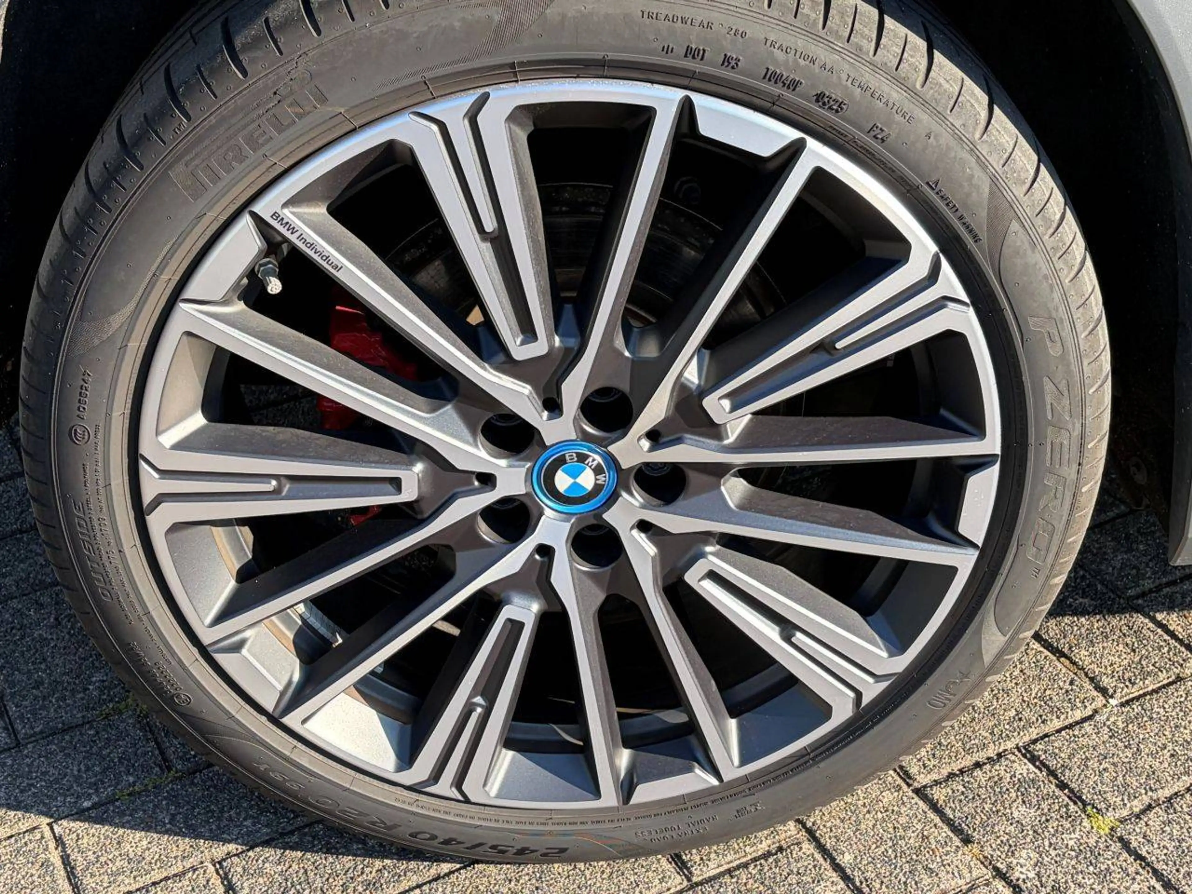 BMW iX1 30 xDrive M Sport Pro / Glasdach / AHK schwenkbar — photo 15