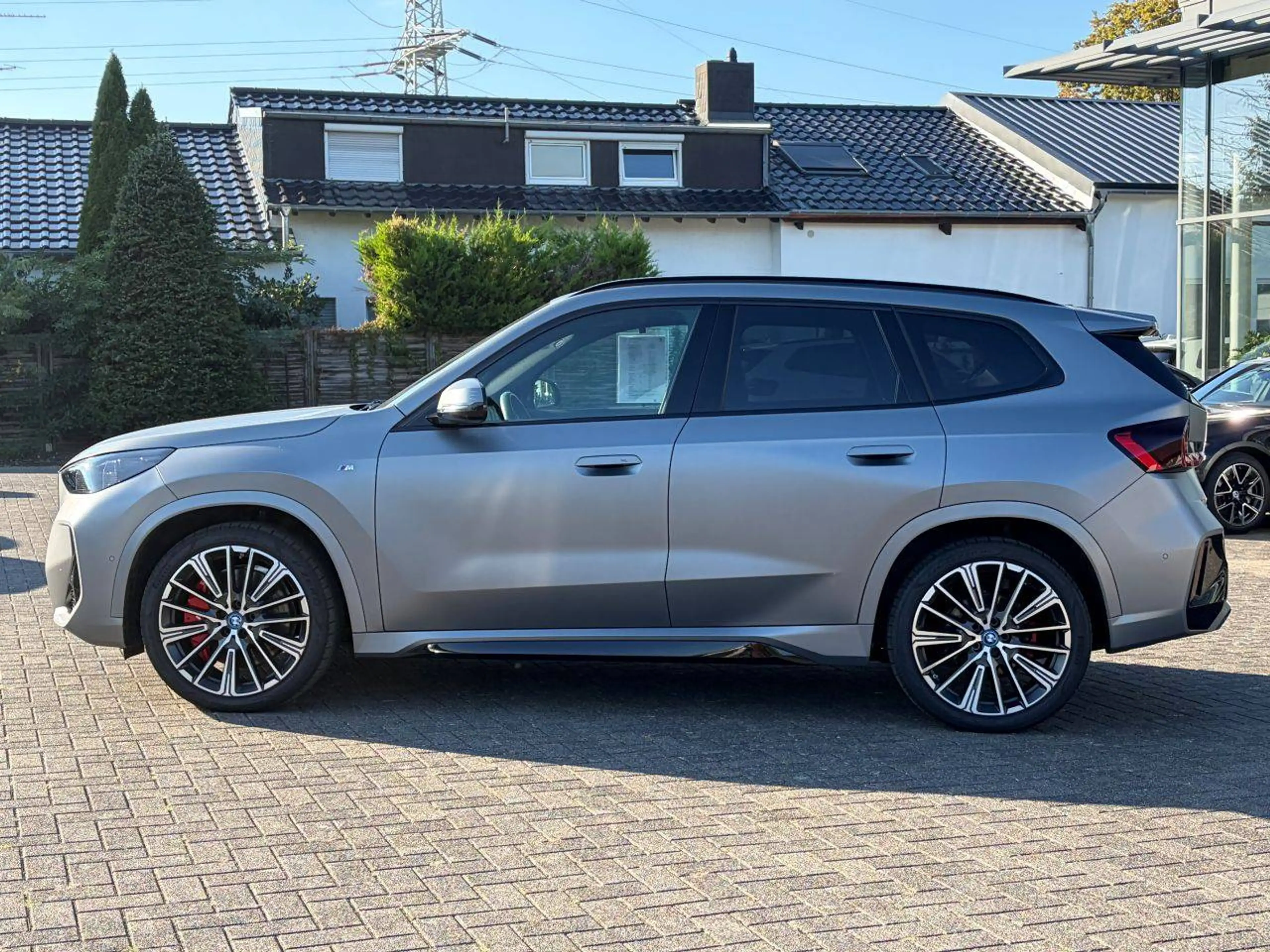 BMW iX1 30 xDrive M Sport Pro / Glasdach / AHK schwenkbar — photo 3