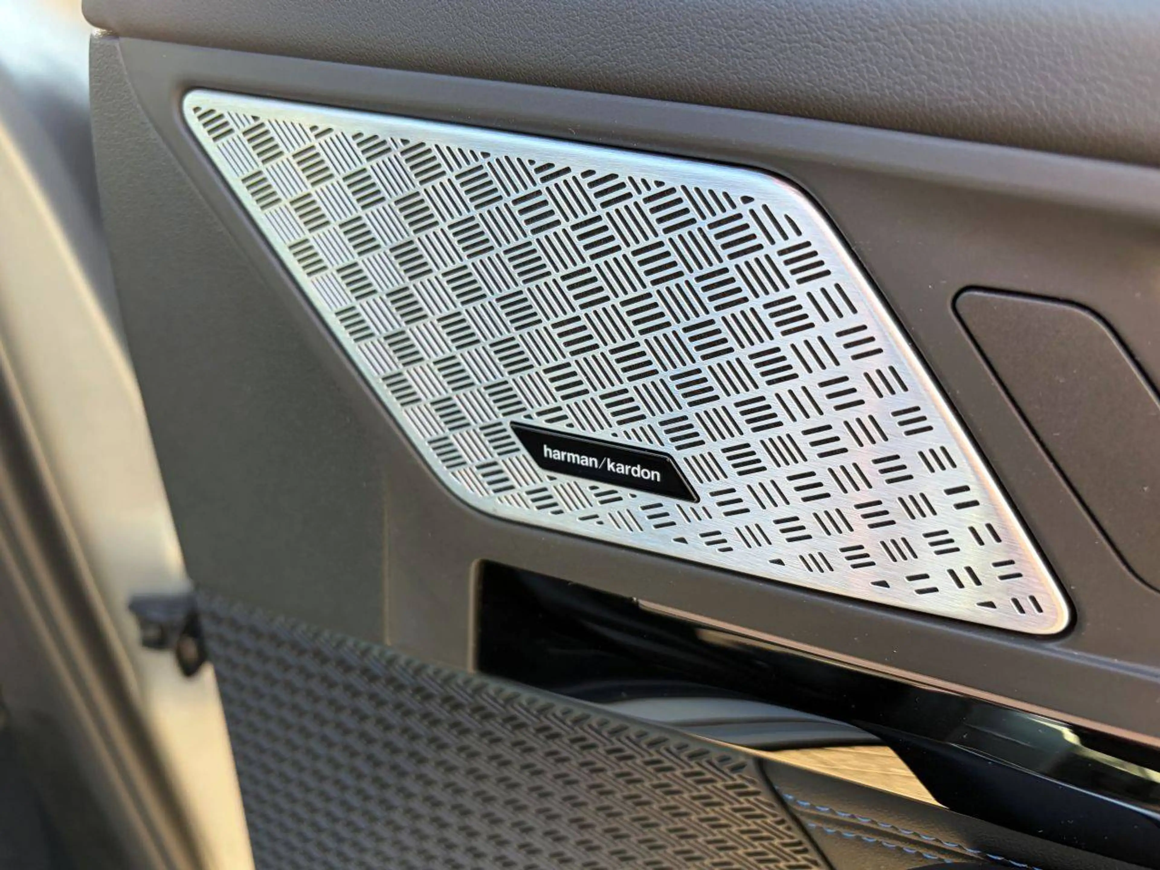 BMW iX1 30 xDrive M Sport Pro / Glasdach / AHK schwenkbar — photo 12