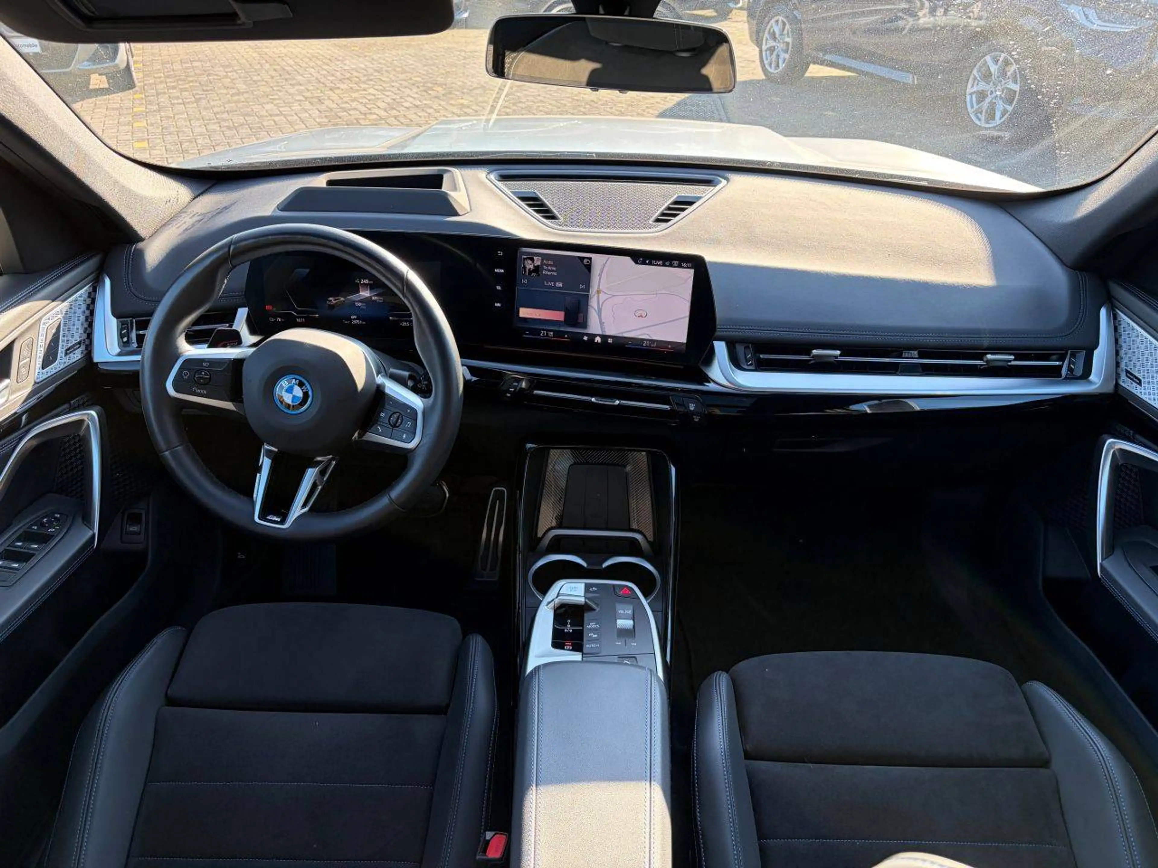 BMW iX1 30 xDrive M Sport Pro / Glasdach / AHK schwenkbar — photo 7