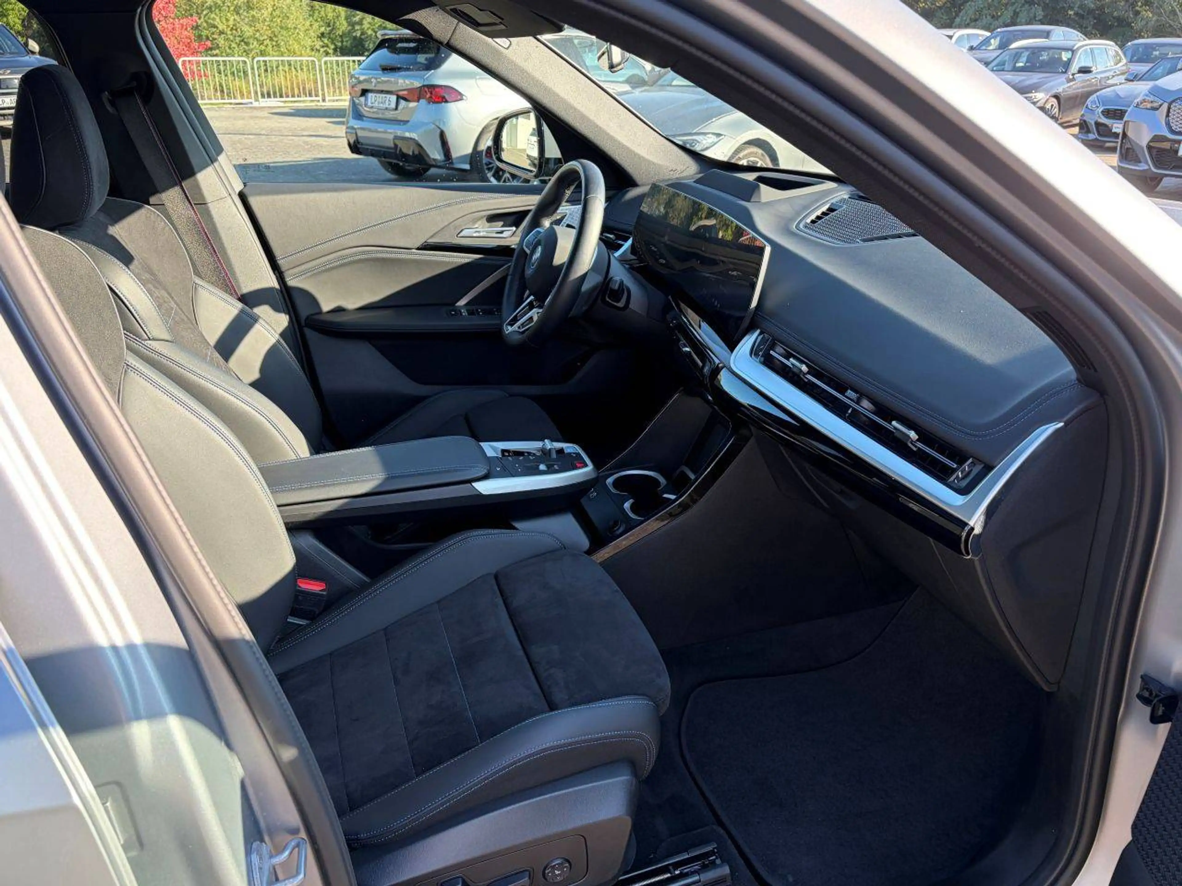 BMW iX1 30 xDrive M Sport Pro / Glasdach / AHK schwenkbar — photo 8
