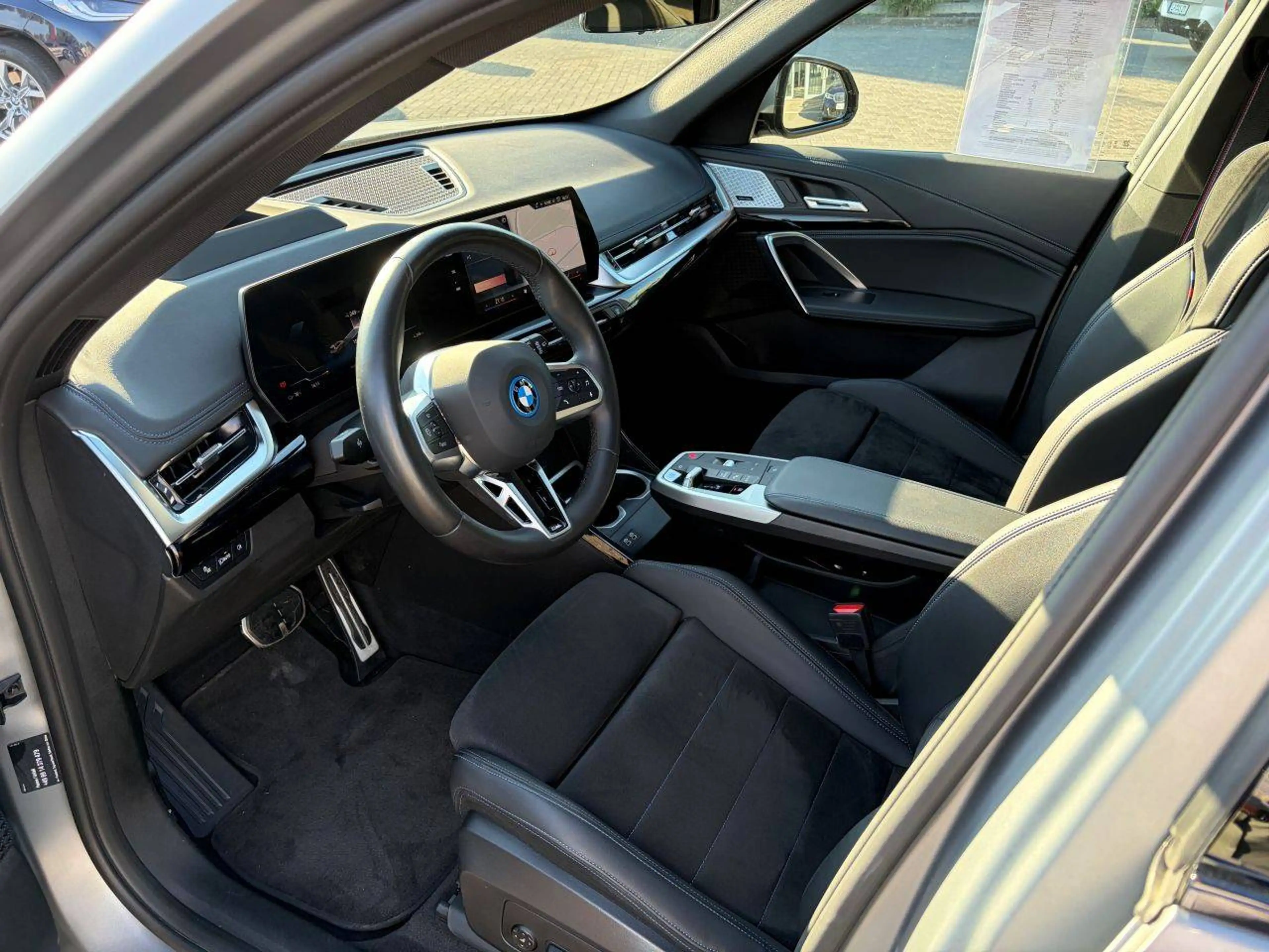 BMW iX1 30 xDrive M Sport Pro / Glasdach / AHK schwenkbar — photo 6