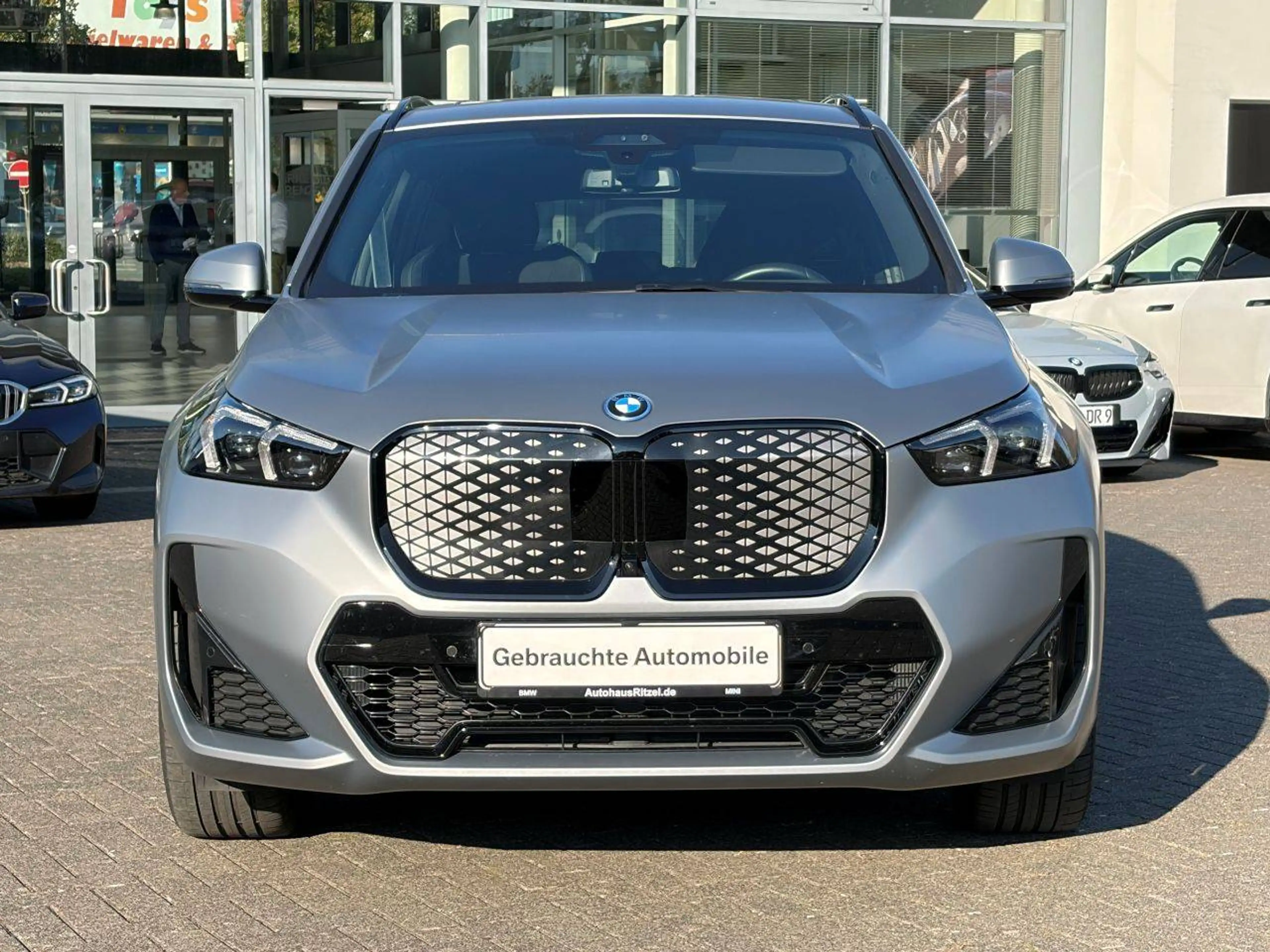 BMW iX1 30 xDrive M Sport Pro / Glasdach / AHK schwenkbar — photo 2