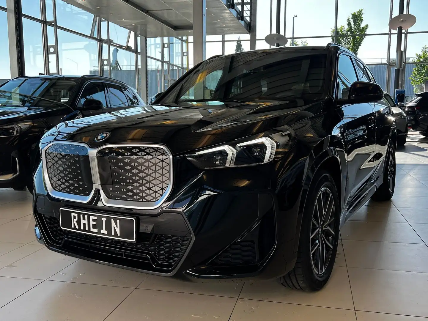 BMW iX1 eDrive20 M Sportpaket Schwarz - 2