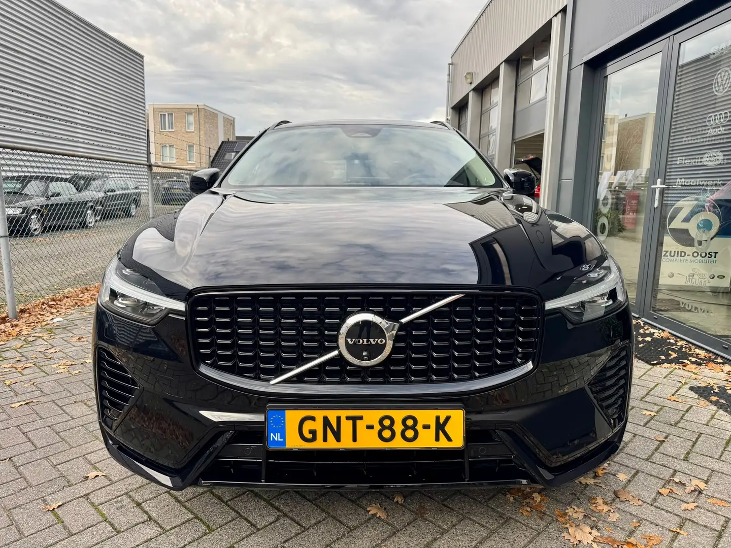Volvo XC60 2.0 T8 Plug-in hybrid AWD Ultra Dark luchtvering, Noir - 2
