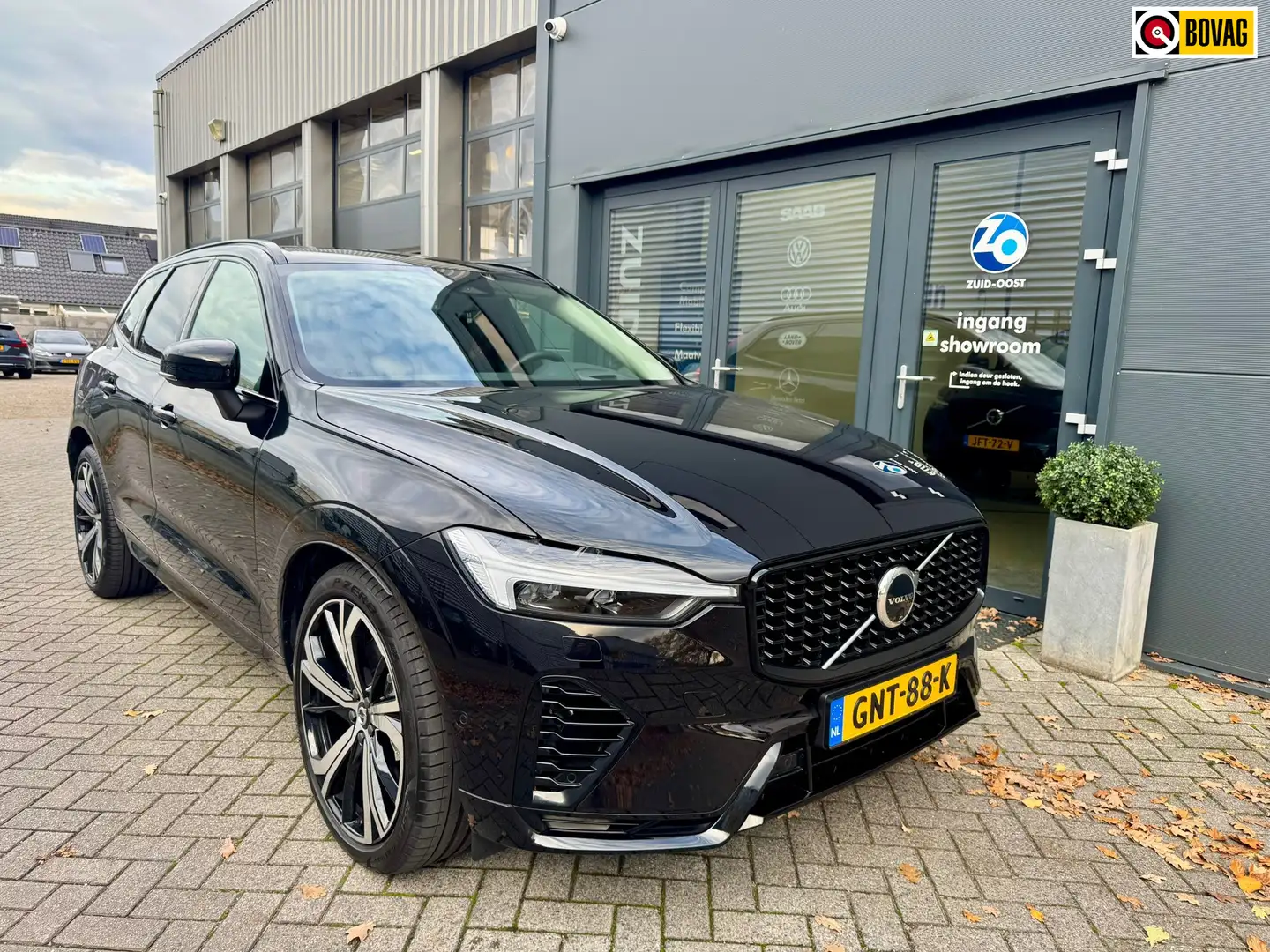 Volvo XC60 2.0 T8 Plug-in hybrid AWD Ultra Dark luchtvering, Noir - 1