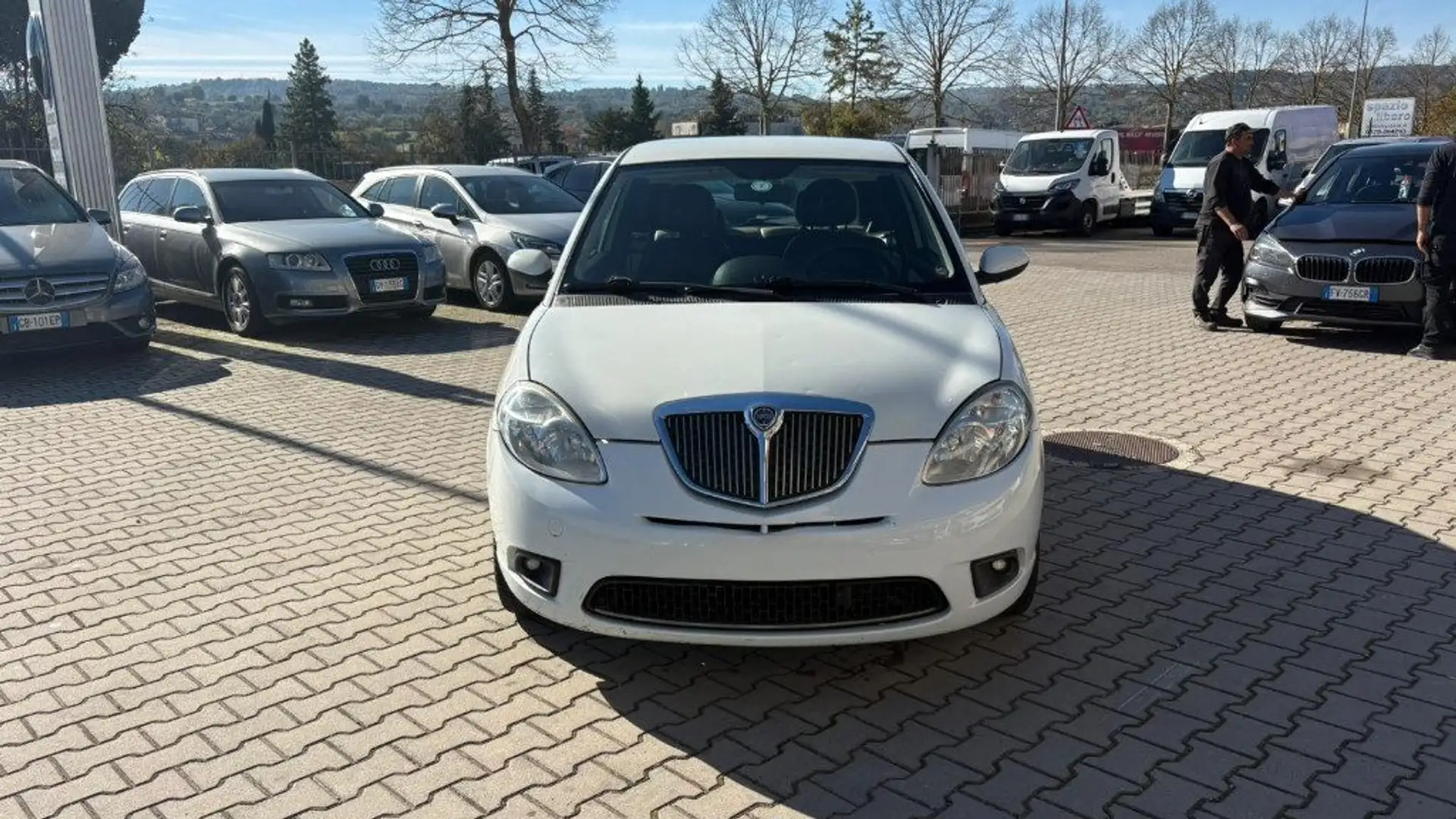 Lancia Ypsilon 1.3 MJT 75 CV Platino IDONEA NEOPATENTATI Blanc - 1
