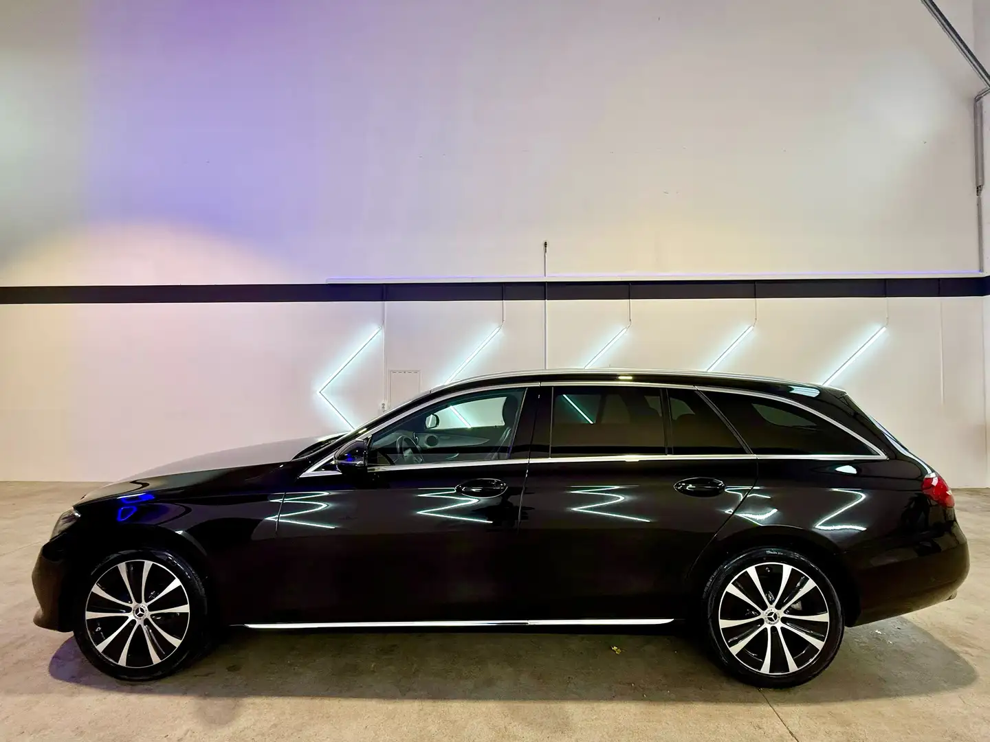 Mercedes-Benz E 220 E 220 d 4Matic*360*HUP*WIDESCR*TOTWIN*ACC*AHK*LED* Schwarz - 2