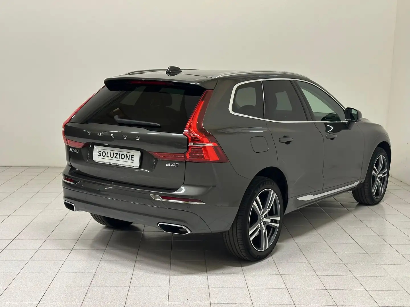 Volvo XC60 B4 (d) AWD Geartronic Inscription Gris - 2