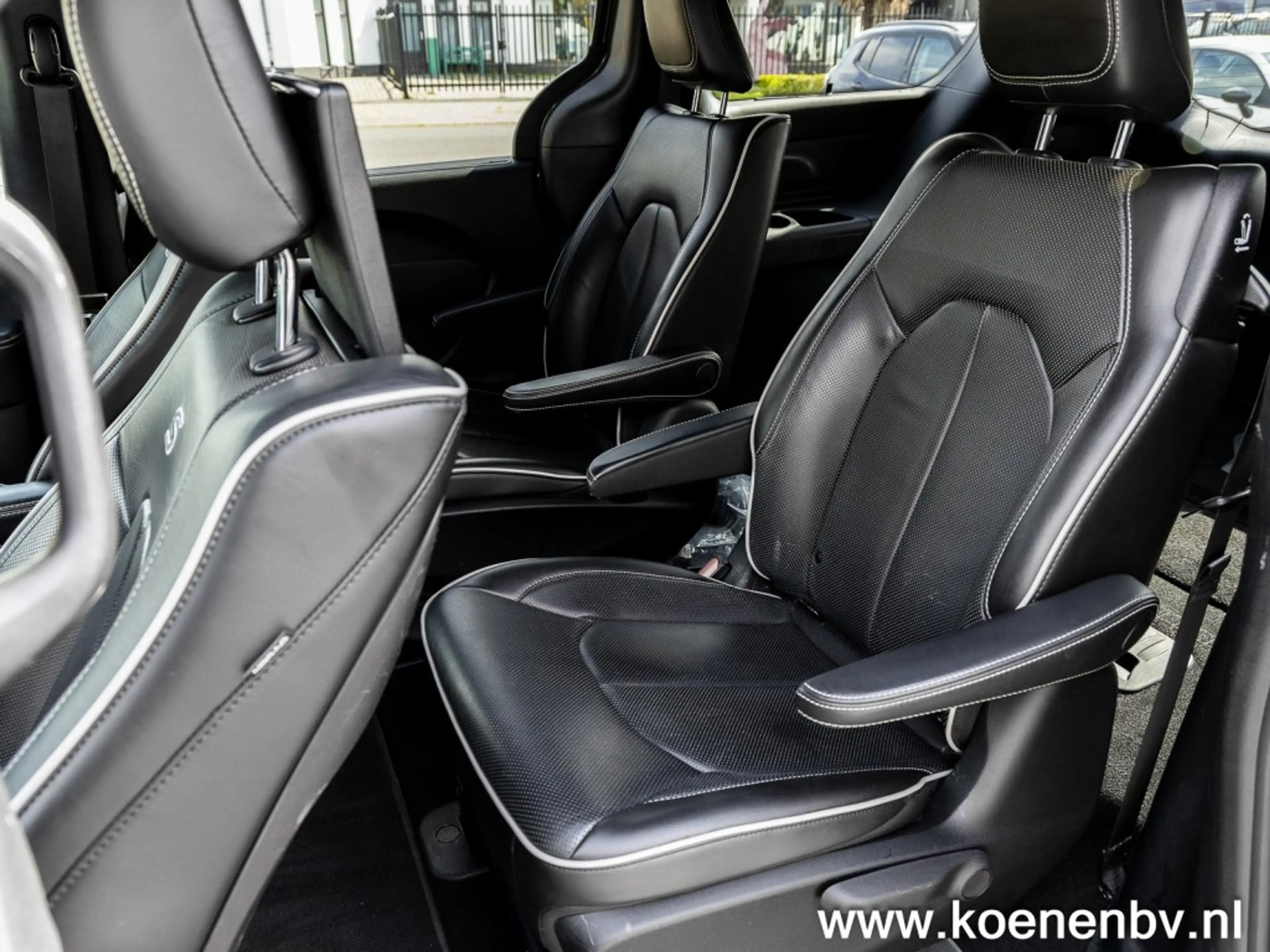 Chrysler Pacifica 3.6 V6 HYBRID Limited S PANO / LEER / 7 ZITS — photo 25