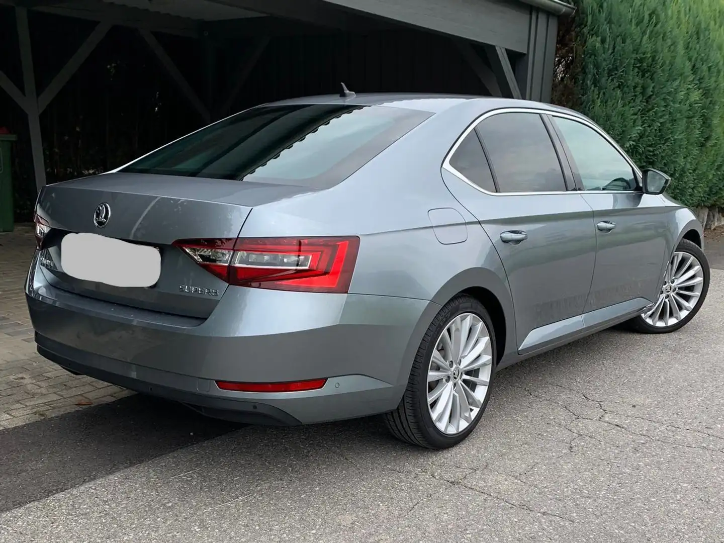 Skoda Superb 1,6 TDI Style DSG Grau - 2