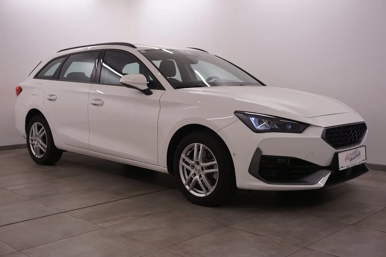 SEAT Leon Style // Kombi // wenig Kilometer // Weiß - 1