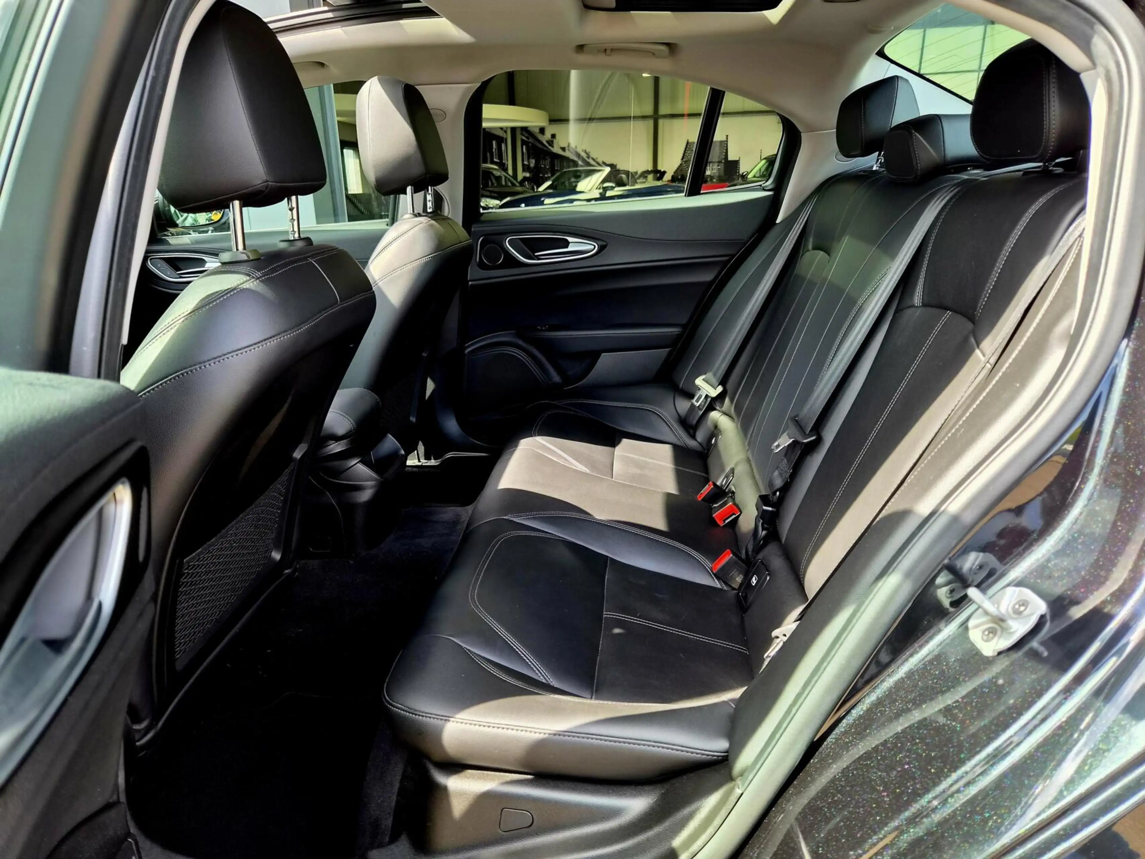 Alfa Romeo Giulia 2.0T Super Automaat |Leer|Pano|Cam.|Clima — photo 5