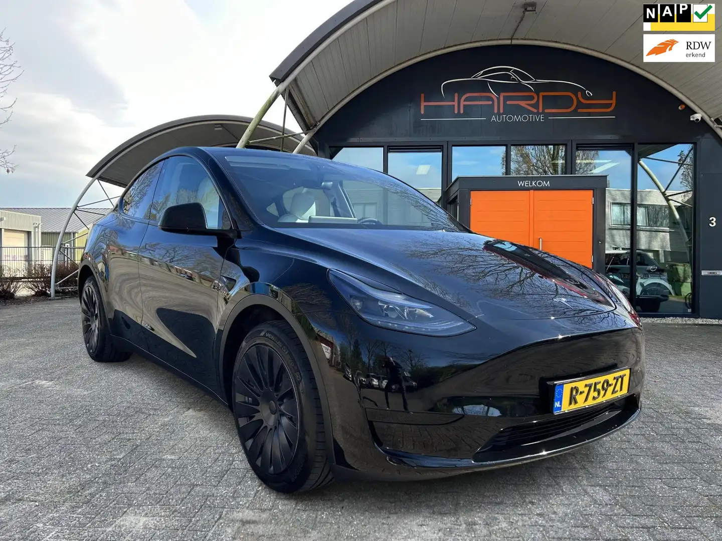 Tesla Model Y RWD 58 kWh 96% SOH Trekhaak Autopilot 1e EIG Rijkl Zwart - 1