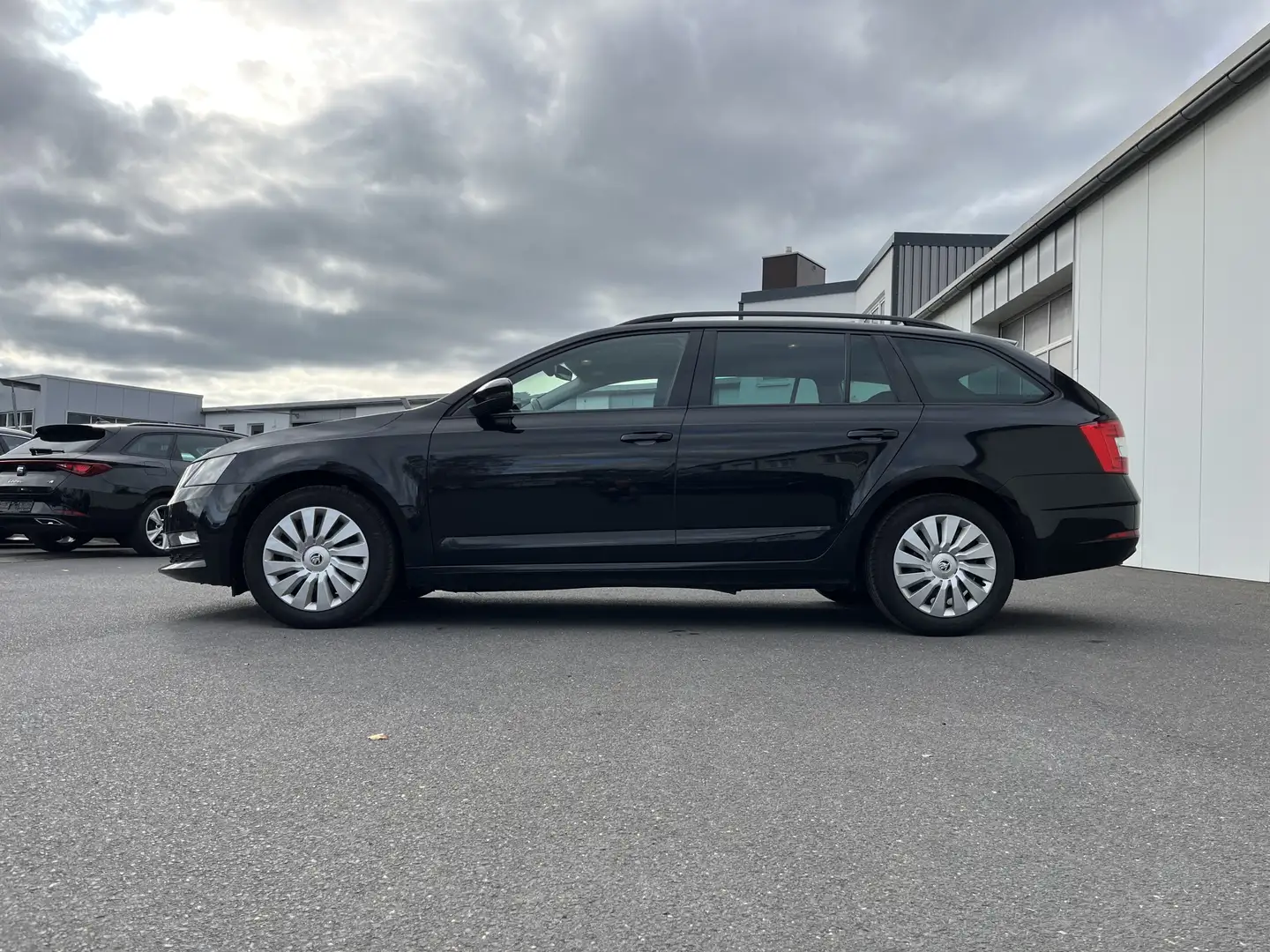 Skoda Octavia Combi 1.6 TDI Ambition 87€ m. 20% Anzahlung Navi Schwarz - 2