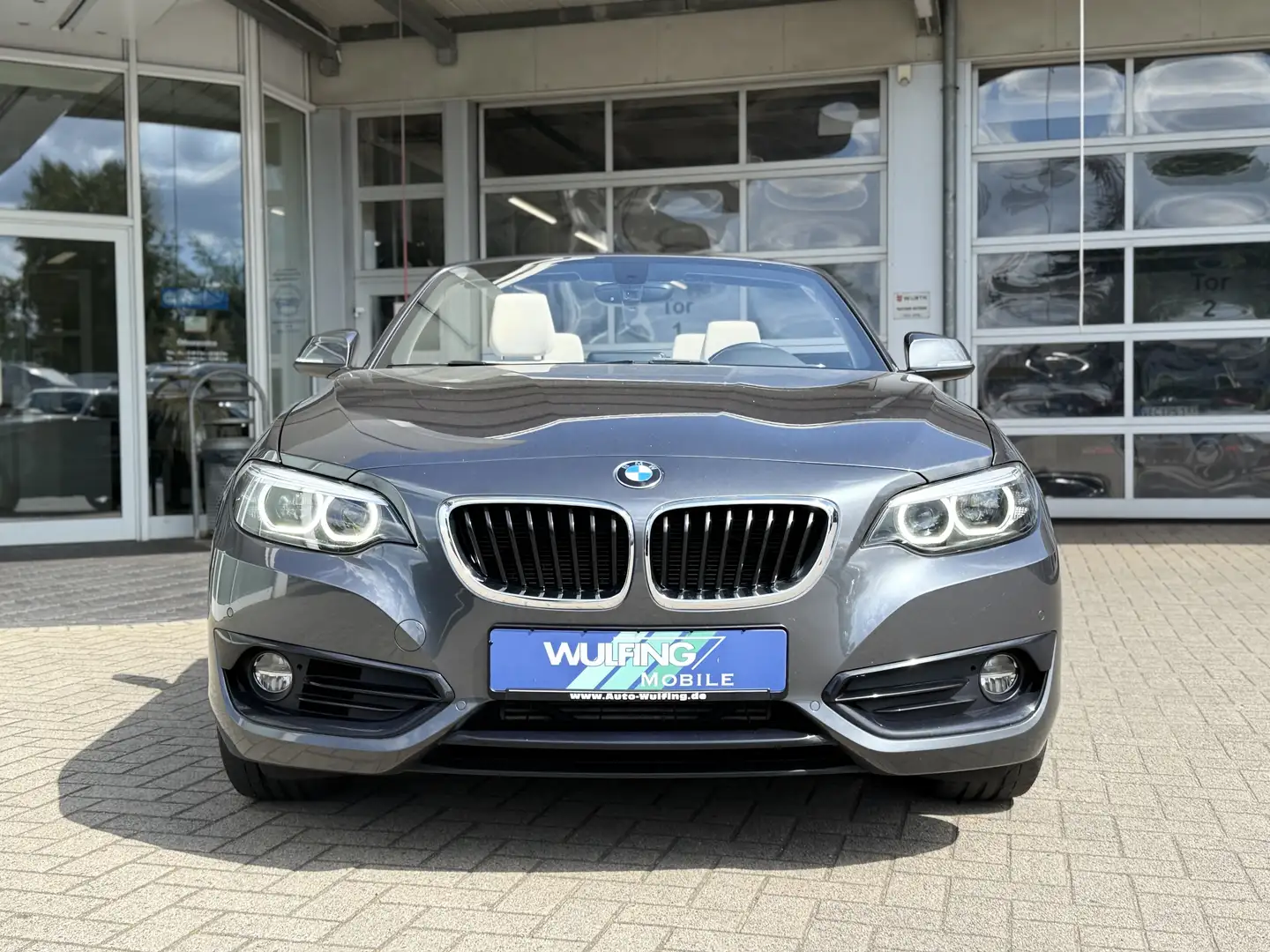 BMW 218 i Cabrio SportLine LED KAMERA Navi Leder AHK Grau - 2