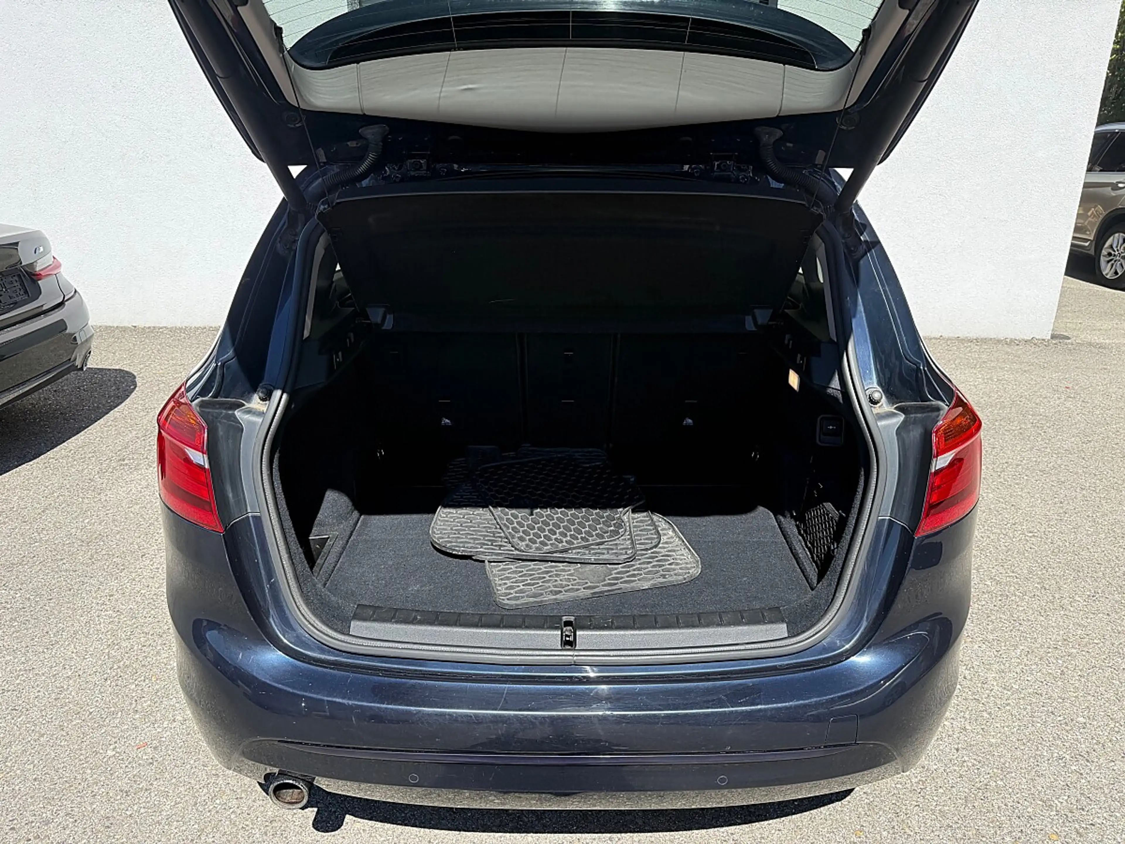 BMW 216 d — photo 9