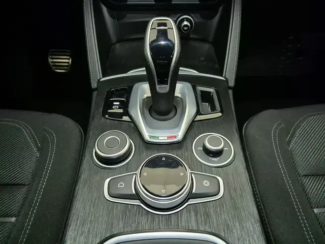 Alfa Romeo Stelvio view 11