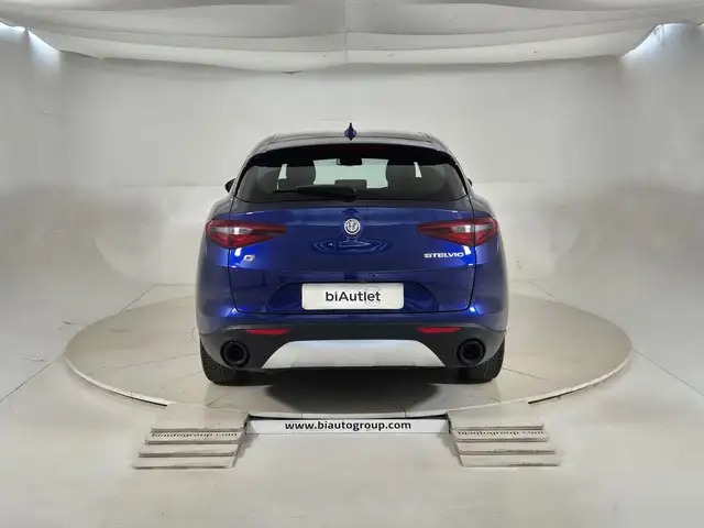 Alfa Romeo Stelvio view 3